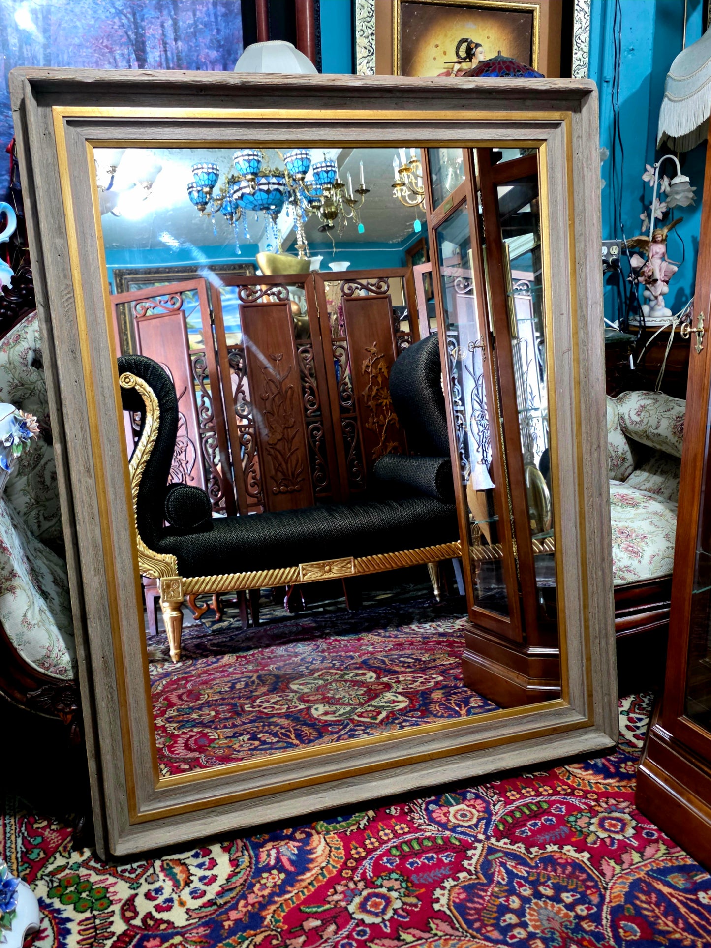 🪞 Mirror with Wooden Frame – Timeless Reflection of Noble Texture ✨