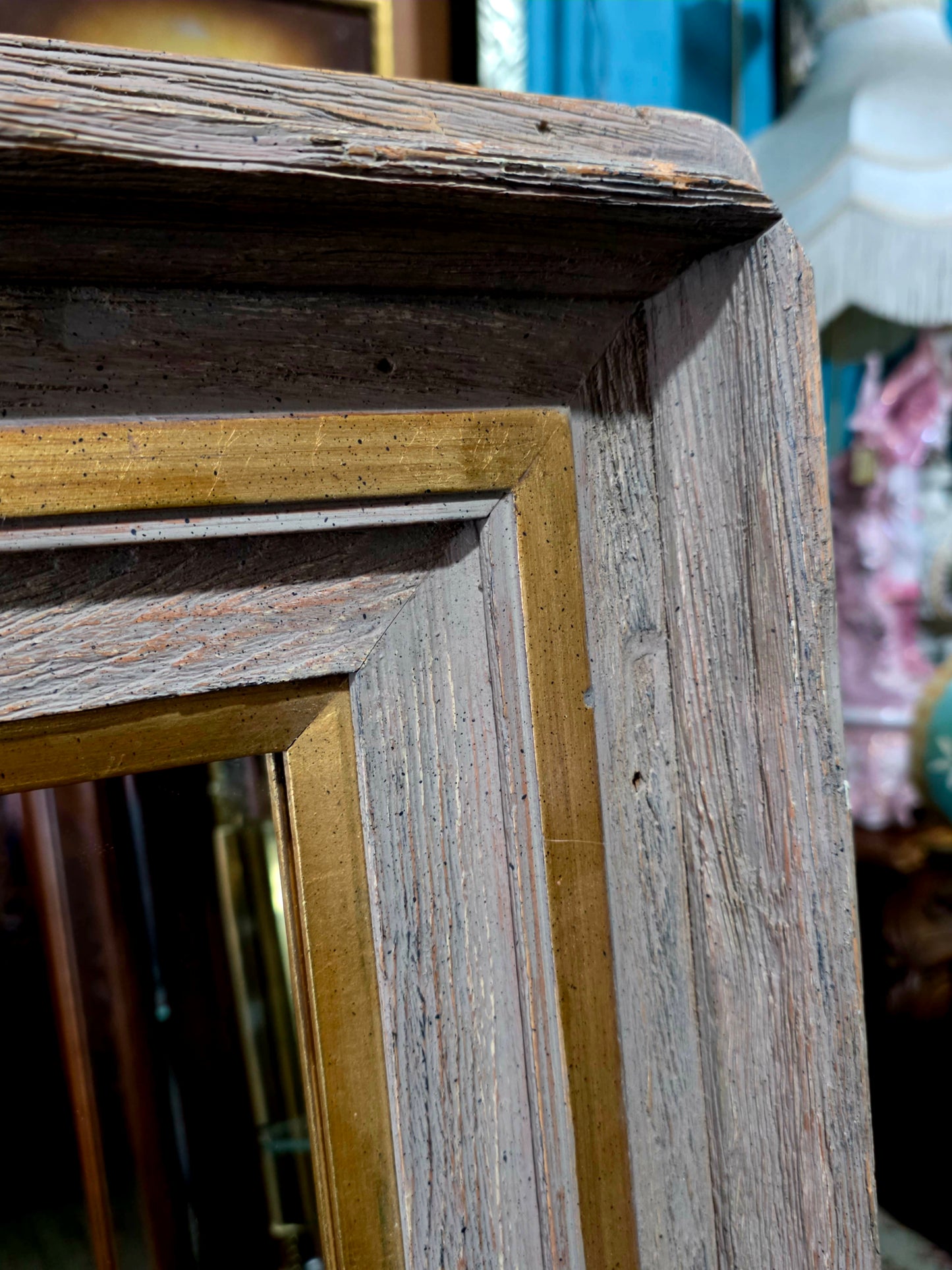 🪞 Mirror with Wooden Frame – Timeless Reflection of Noble Texture ✨