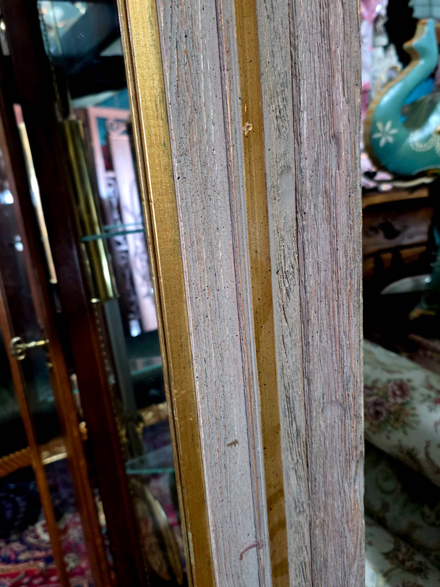 🪞 Mirror with Wooden Frame – Timeless Reflection of Noble Texture ✨