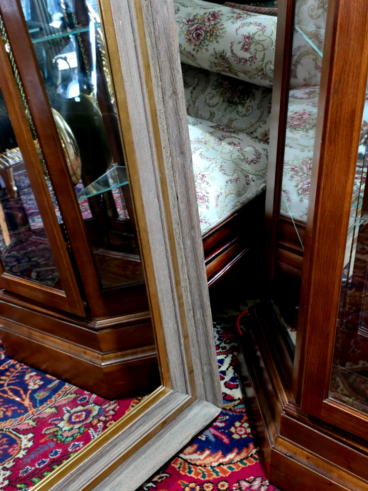 🪞 Mirror with Wooden Frame – Timeless Reflection of Noble Texture ✨