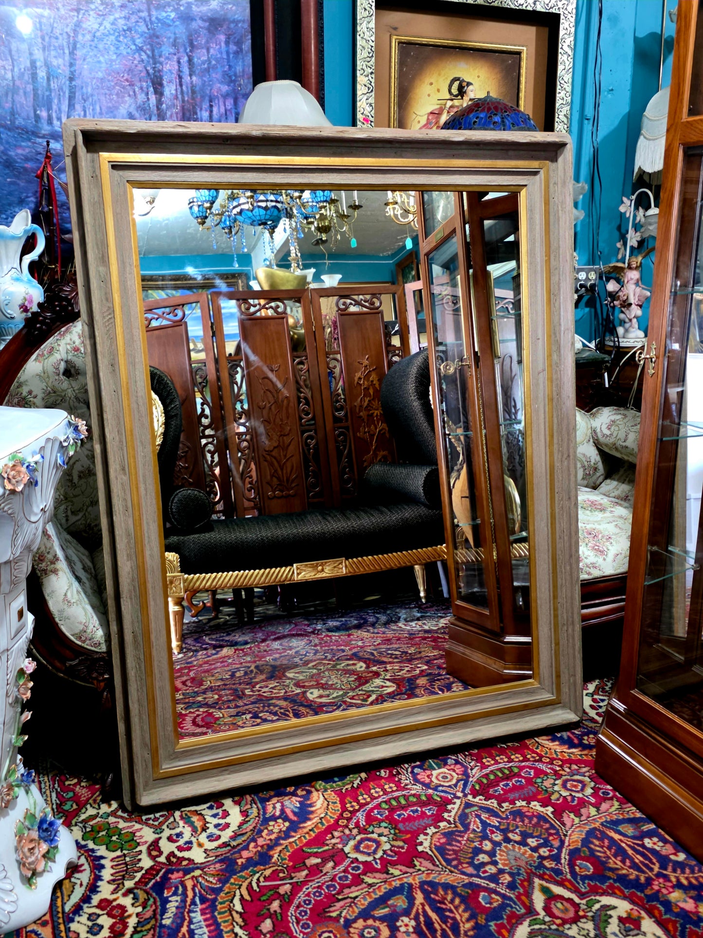🪞 Mirror with Wooden Frame – Timeless Reflection of Noble Texture ✨