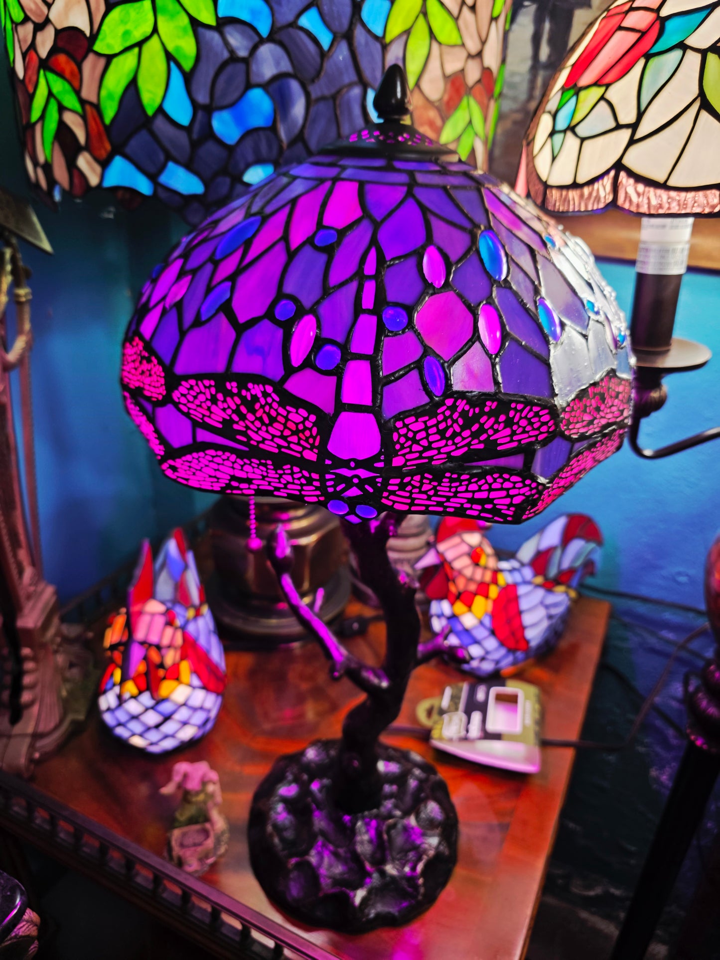 🌟 Lampara Vintage con Vitrales de Opalo, Cristal Original Tiffany con decoracion de Libelulas🌟