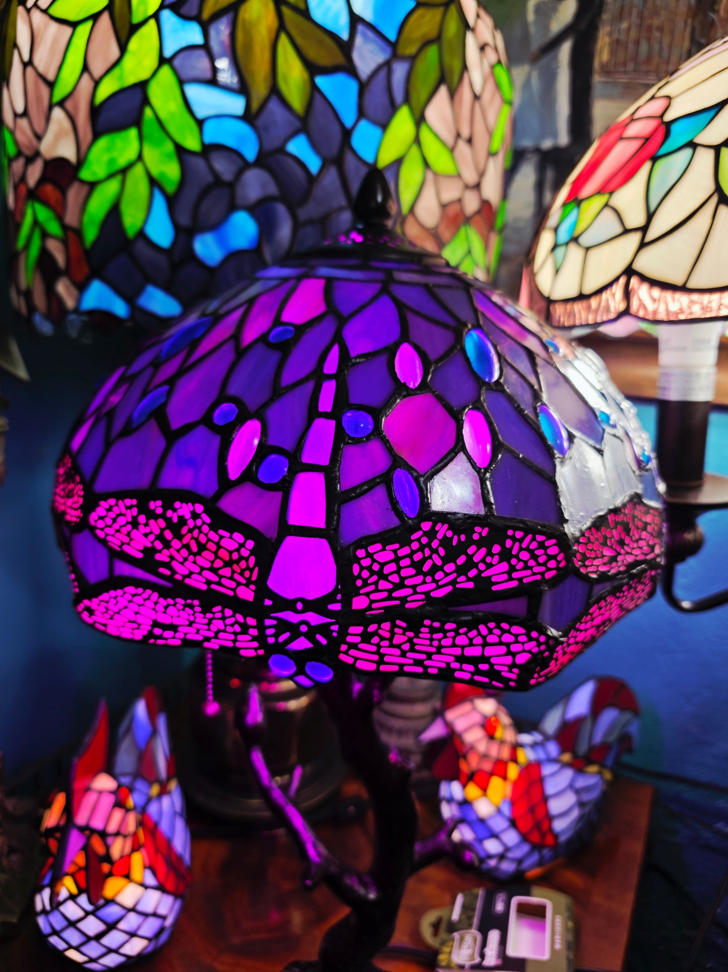 🌟 Lampara Vintage con Vitrales de Opalo, Cristal Original Tiffany con decoracion de Libelulas🌟