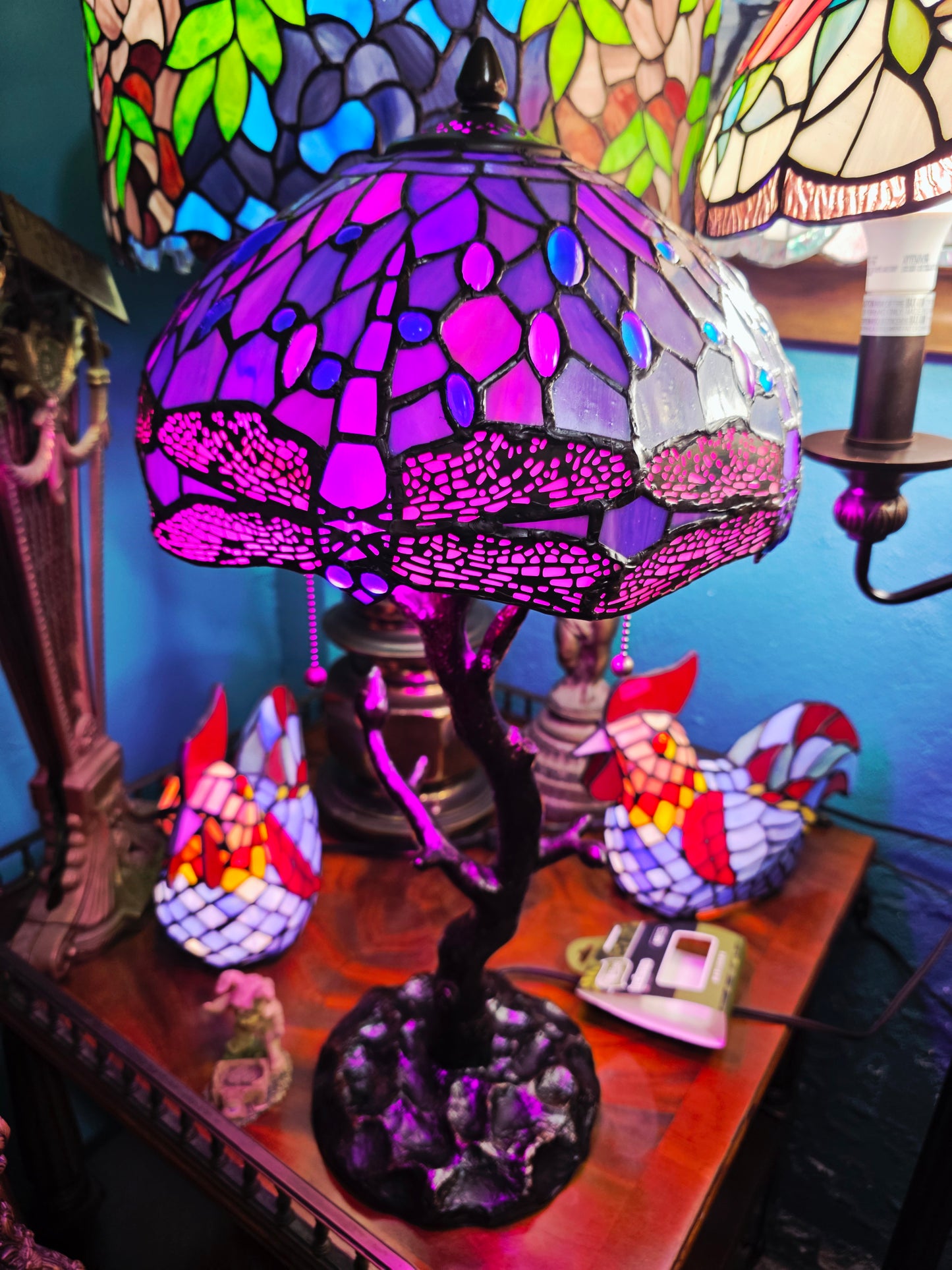 🌟 Lampara Vintage con Vitrales de Opalo, Cristal Original Tiffany con decoracion de Libelulas🌟