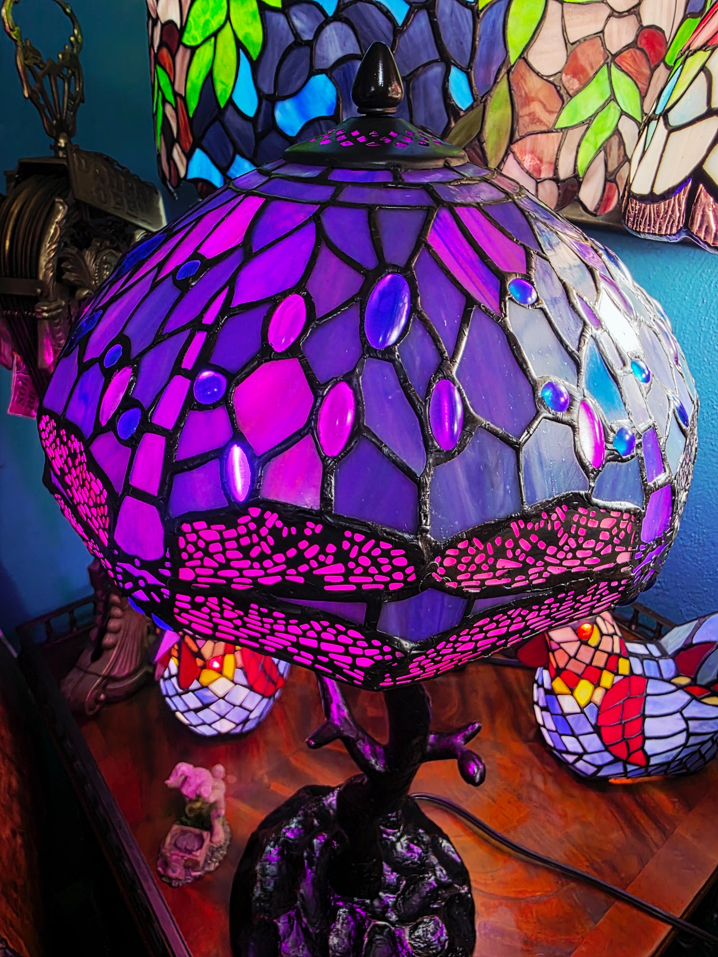 🌟 Lampara Vintage con Vitrales de Opalo, Cristal Original Tiffany con decoracion de Libelulas🌟