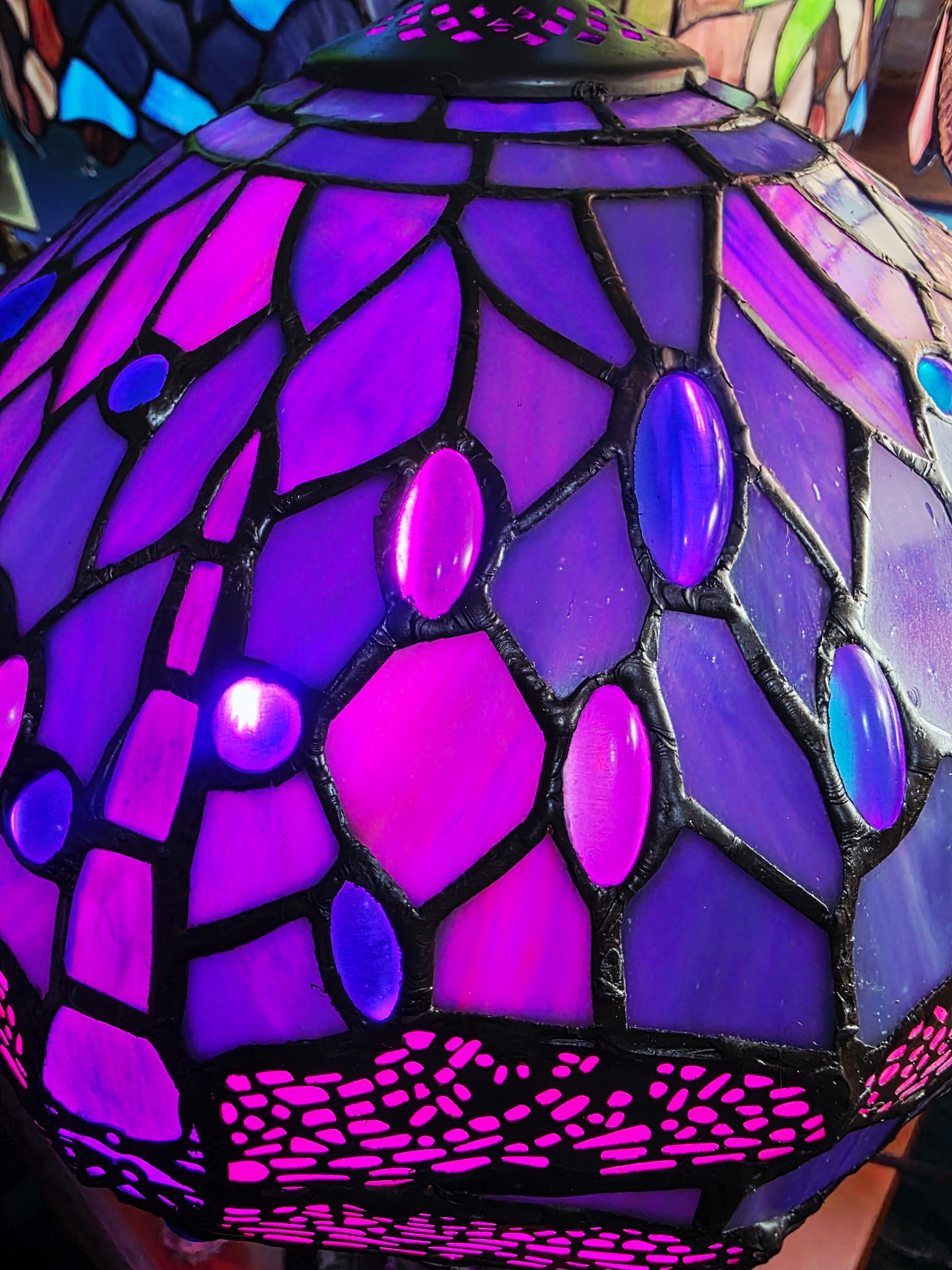 🌟 Lampara Vintage con Vitrales de Opalo, Cristal Original Tiffany con decoracion de Libelulas🌟