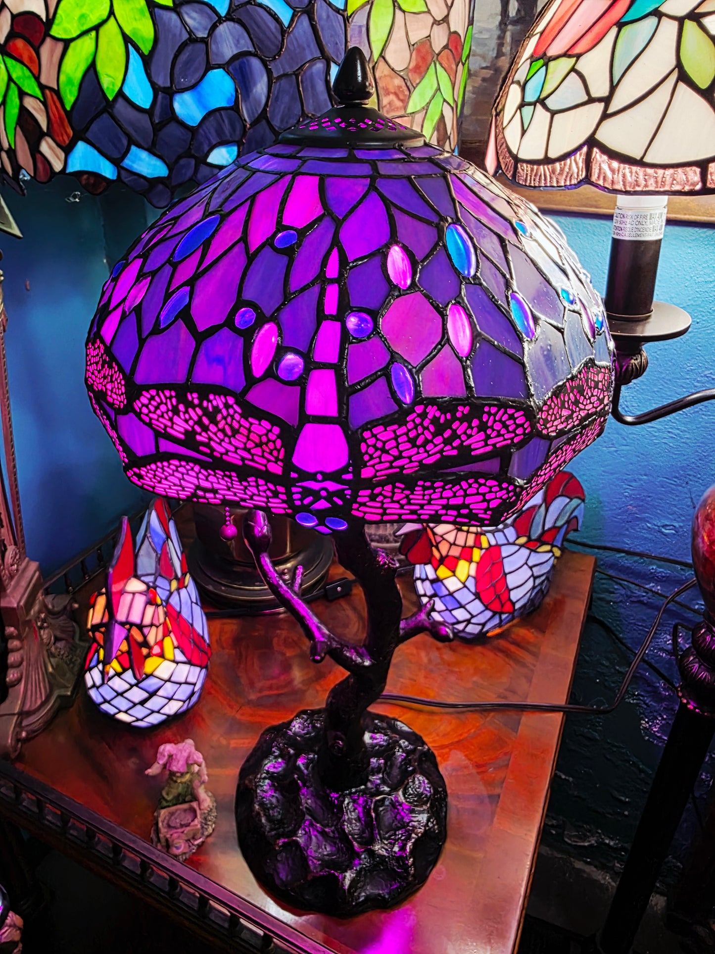 🌟 Lampara Vintage con Vitrales de Opalo, Cristal Original Tiffany con decoracion de Libelulas🌟