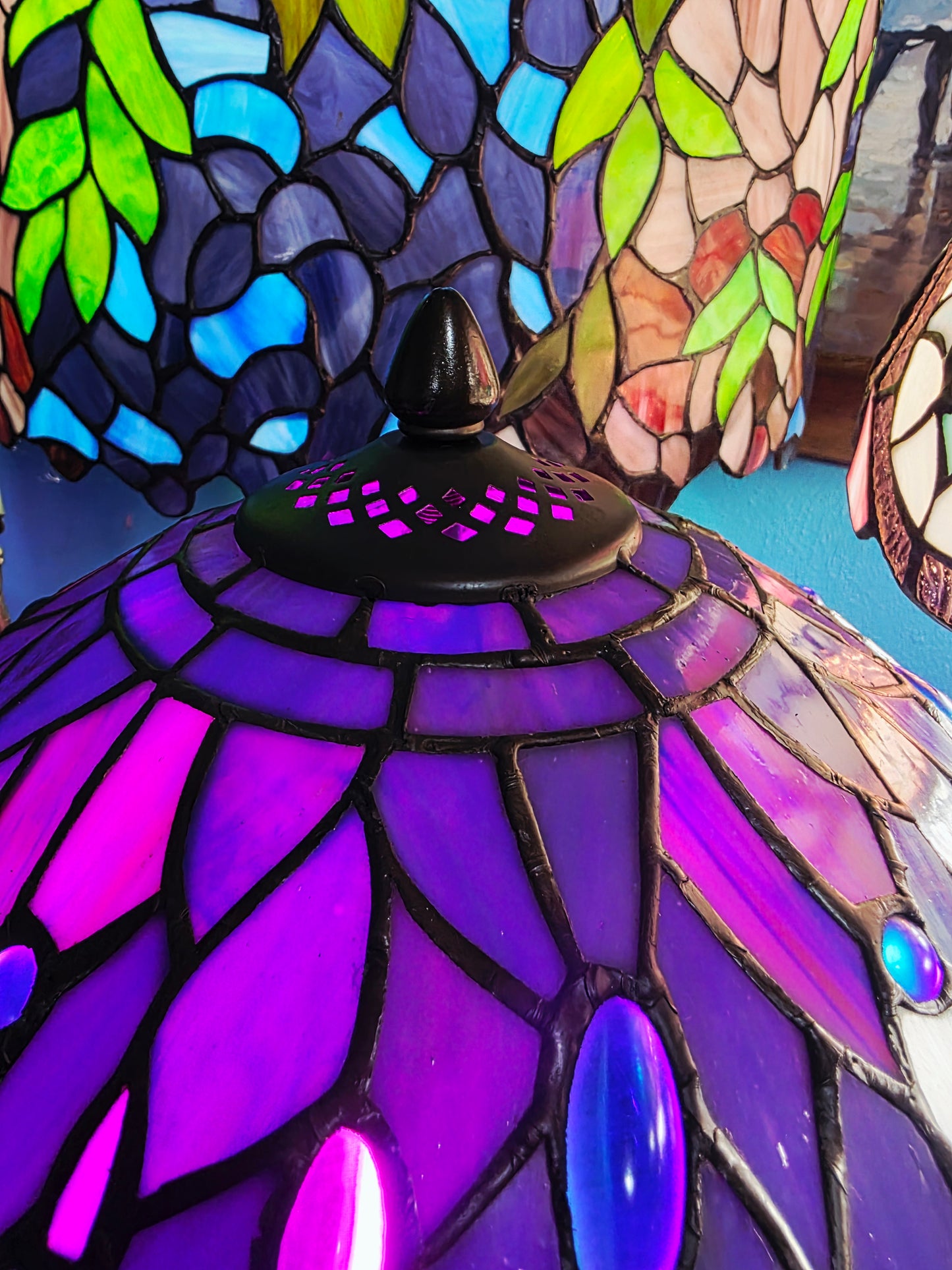 🌟 Lampara Vintage con Vitrales de Opalo, Cristal Original Tiffany con decoracion de Libelulas🌟