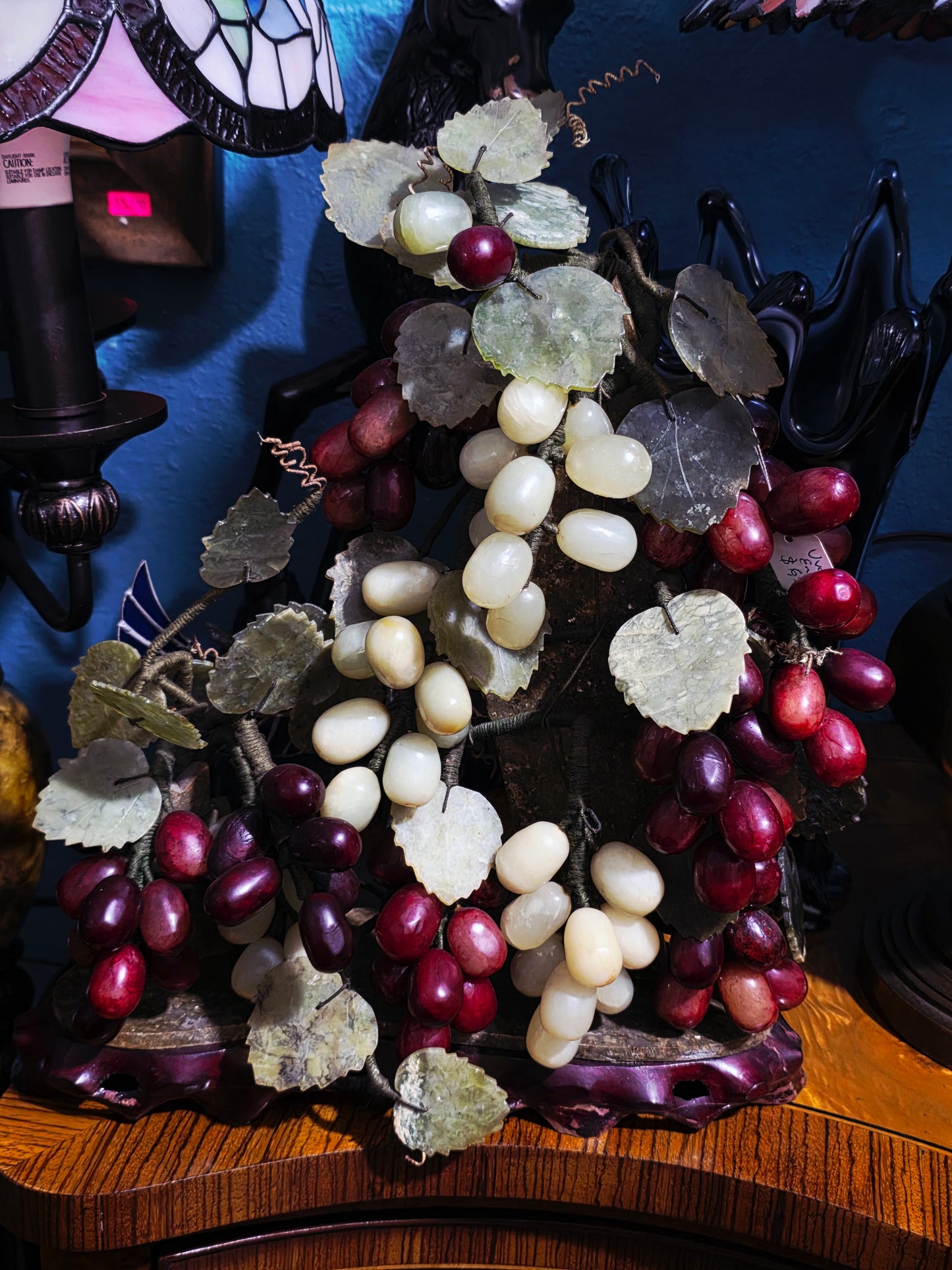 Escultura China Vintage de Uvas en Piedra Tallada – Mediados del Siglo XX🍇🌿