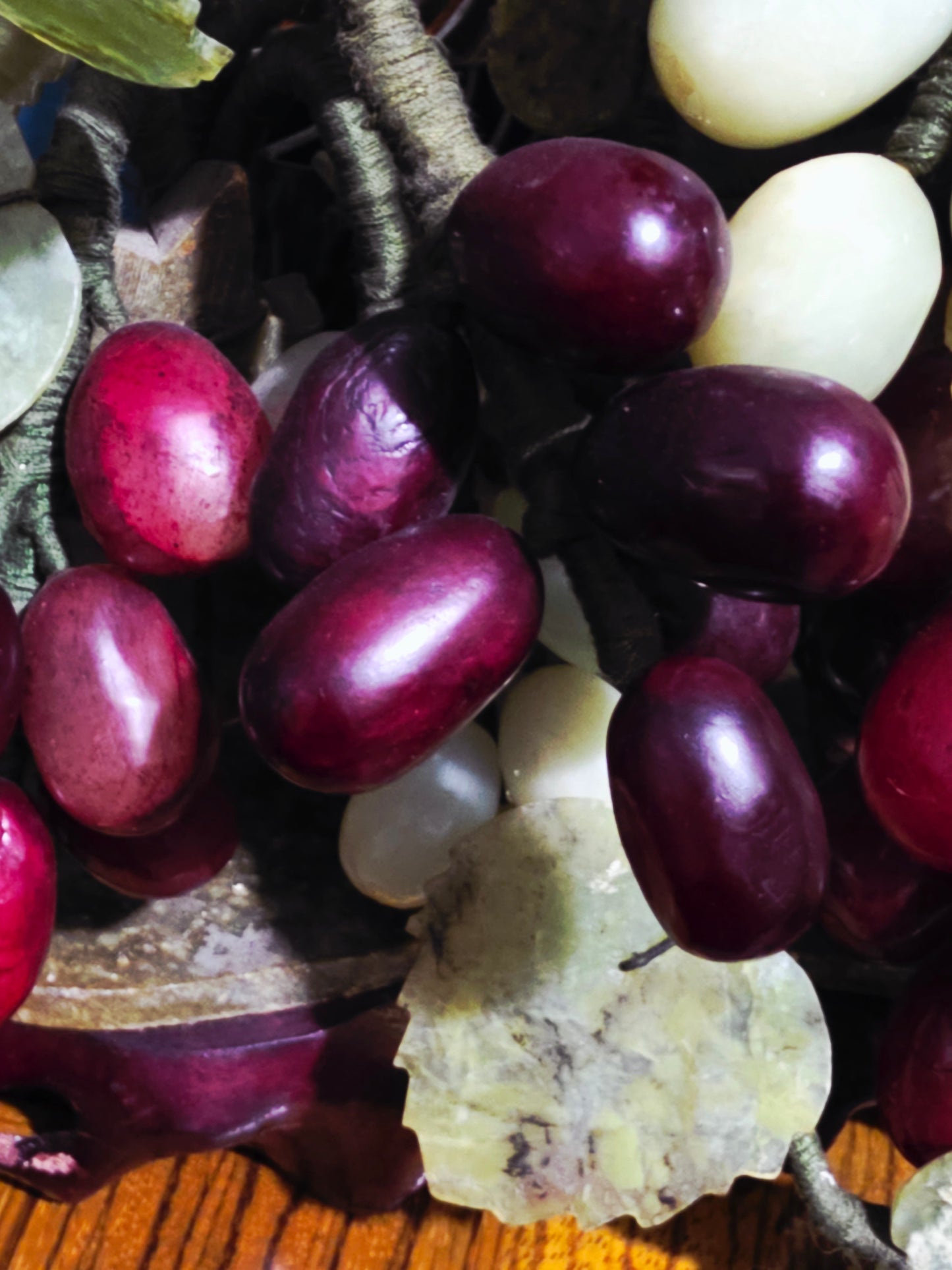 Escultura China Vintage de Uvas en Piedra Tallada – Mediados del Siglo XX🍇🌿