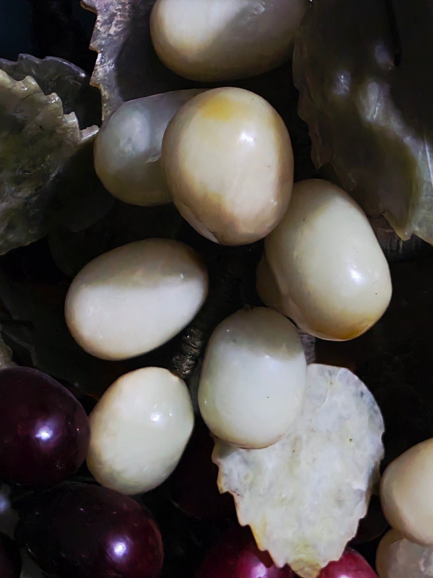 Escultura China Vintage de Uvas en Piedra Tallada – Mediados del Siglo XX🍇🌿