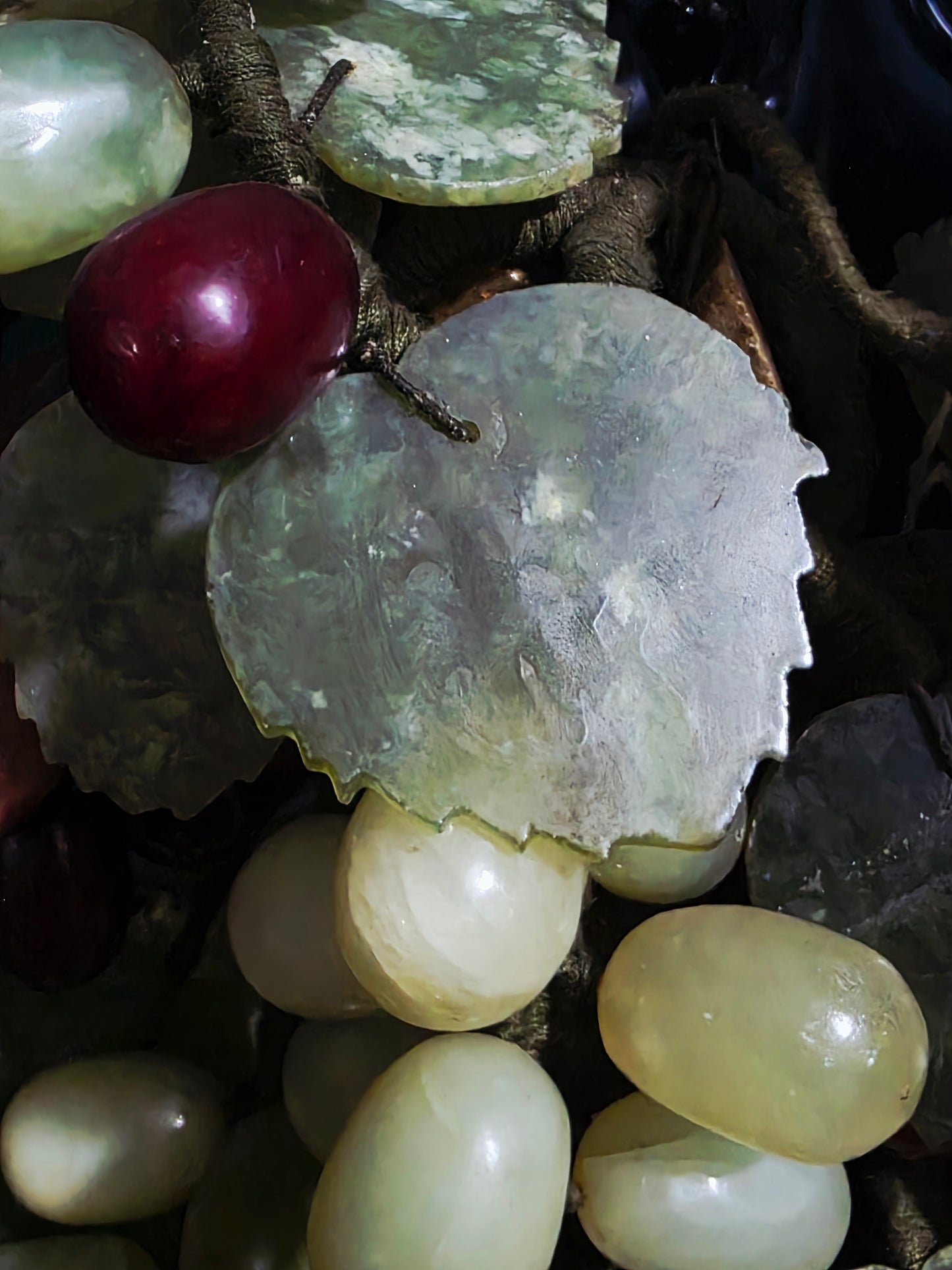 Escultura China Vintage de Uvas en Piedra Tallada – Mediados del Siglo XX🍇🌿