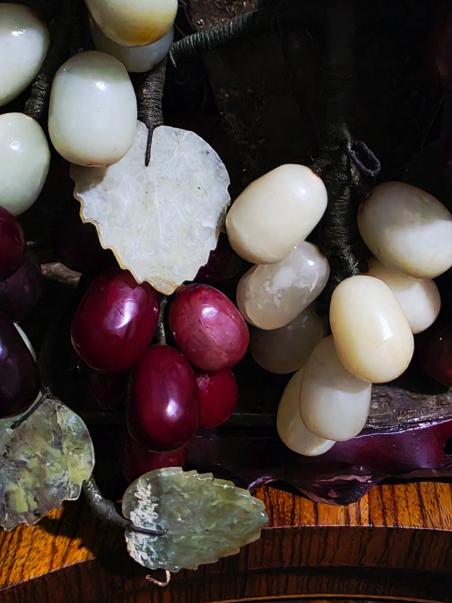 Escultura China Vintage de Uvas en Piedra Tallada – Mediados del Siglo XX🍇🌿