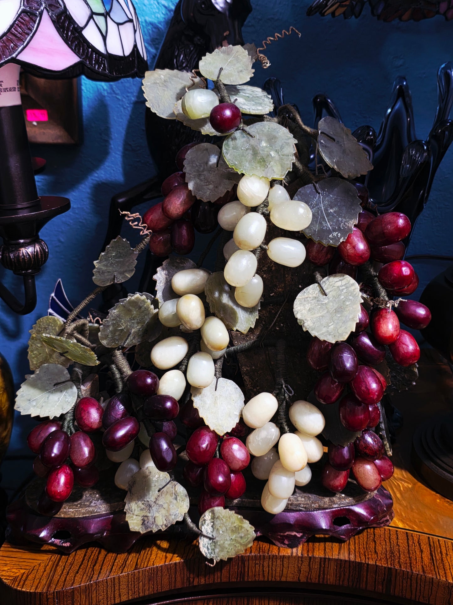 Escultura China Vintage de Uvas en Piedra Tallada – Mediados del Siglo XX🍇🌿