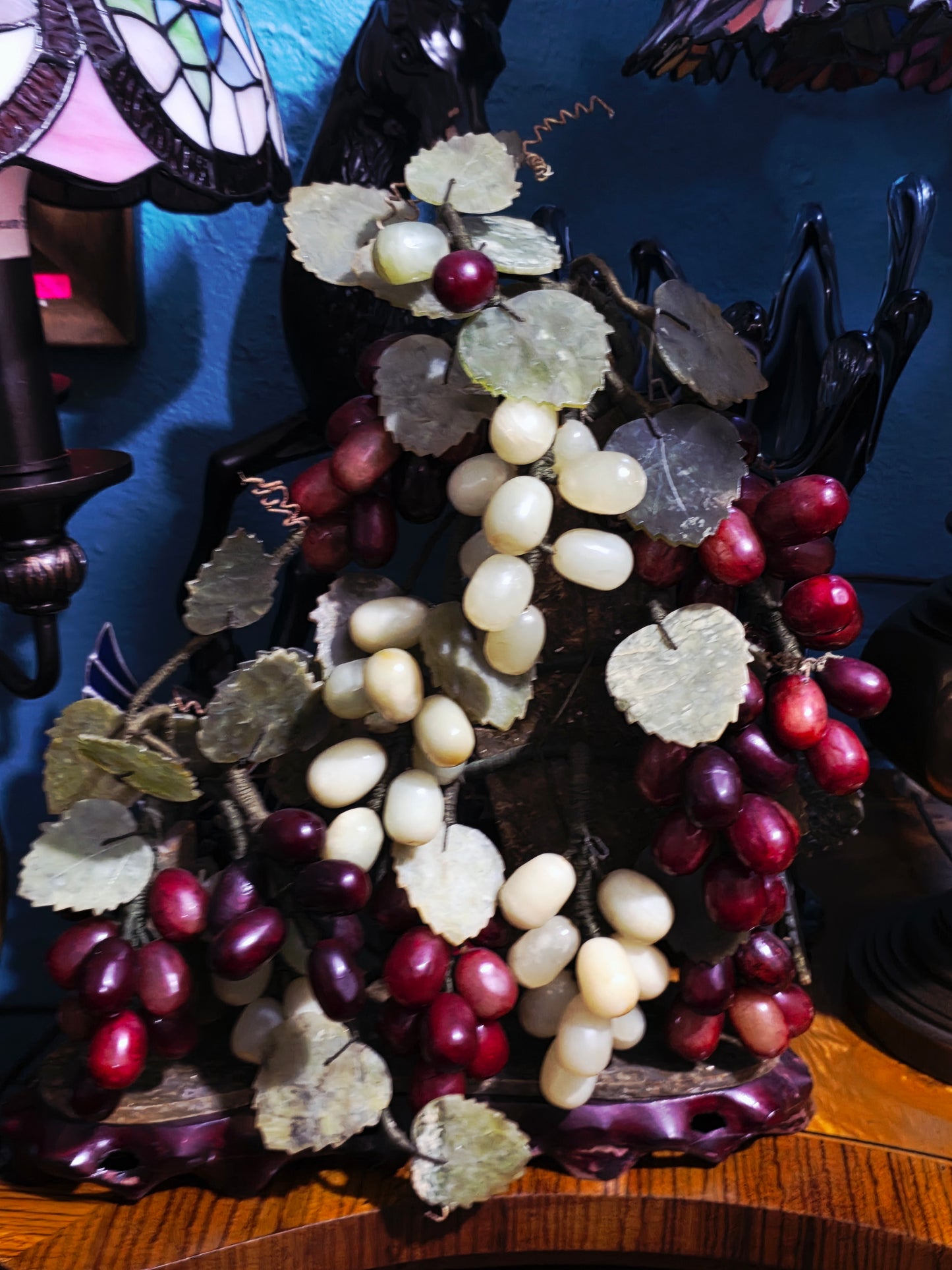 Escultura China Vintage de Uvas en Piedra Tallada – Mediados del Siglo XX🍇🌿