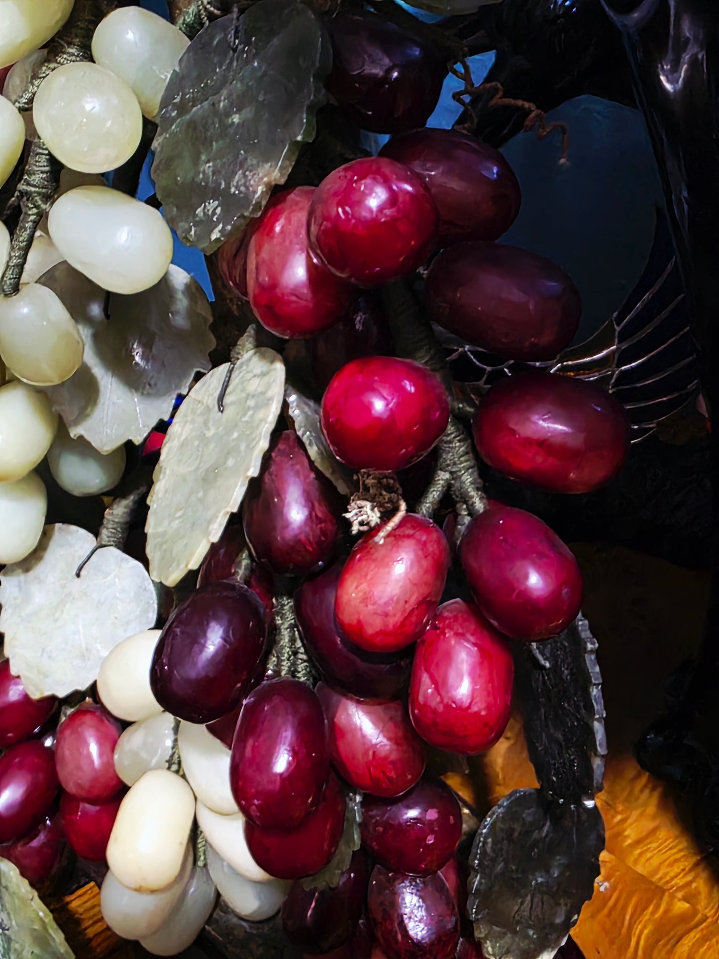 Escultura China Vintage de Uvas en Piedra Tallada – Mediados del Siglo XX🍇🌿