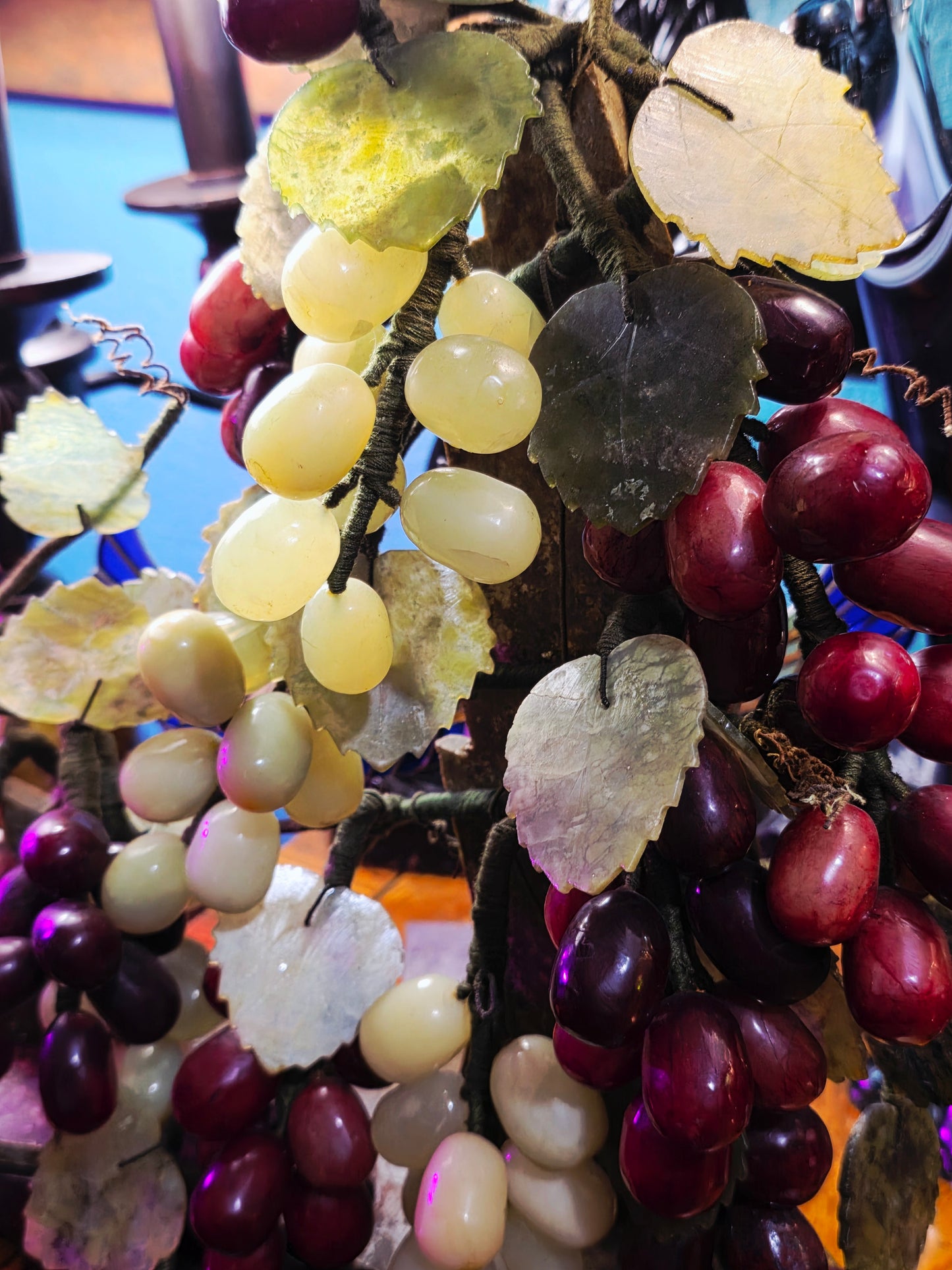 Escultura China Vintage de Uvas en Piedra Tallada – Mediados del Siglo XX🍇🌿