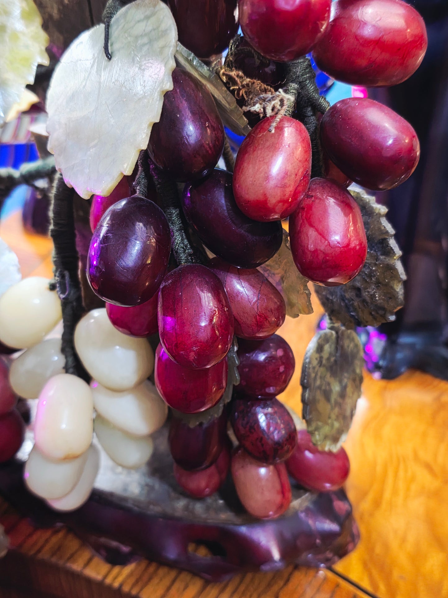 Escultura China Vintage de Uvas en Piedra Tallada – Mediados del Siglo XX🍇🌿