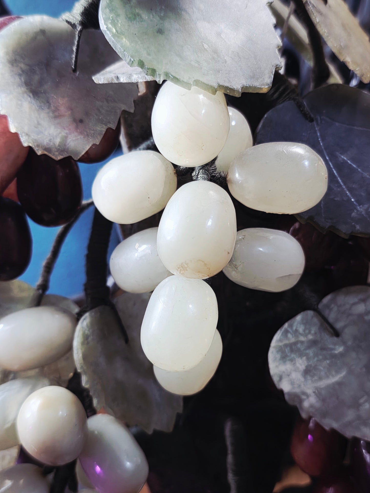 Escultura China Vintage de Uvas en Piedra Tallada – Mediados del Siglo XX🍇🌿