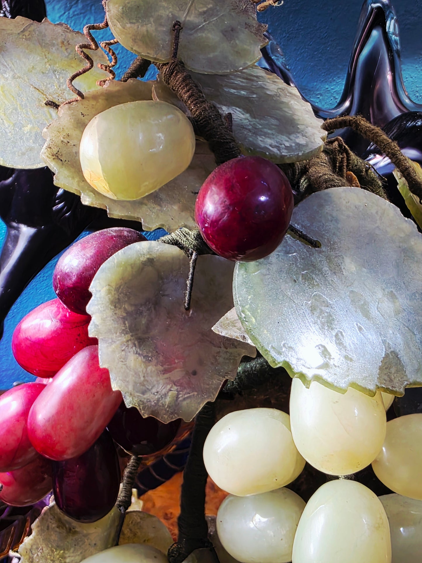 Escultura China Vintage de Uvas en Piedra Tallada – Mediados del Siglo XX🍇🌿