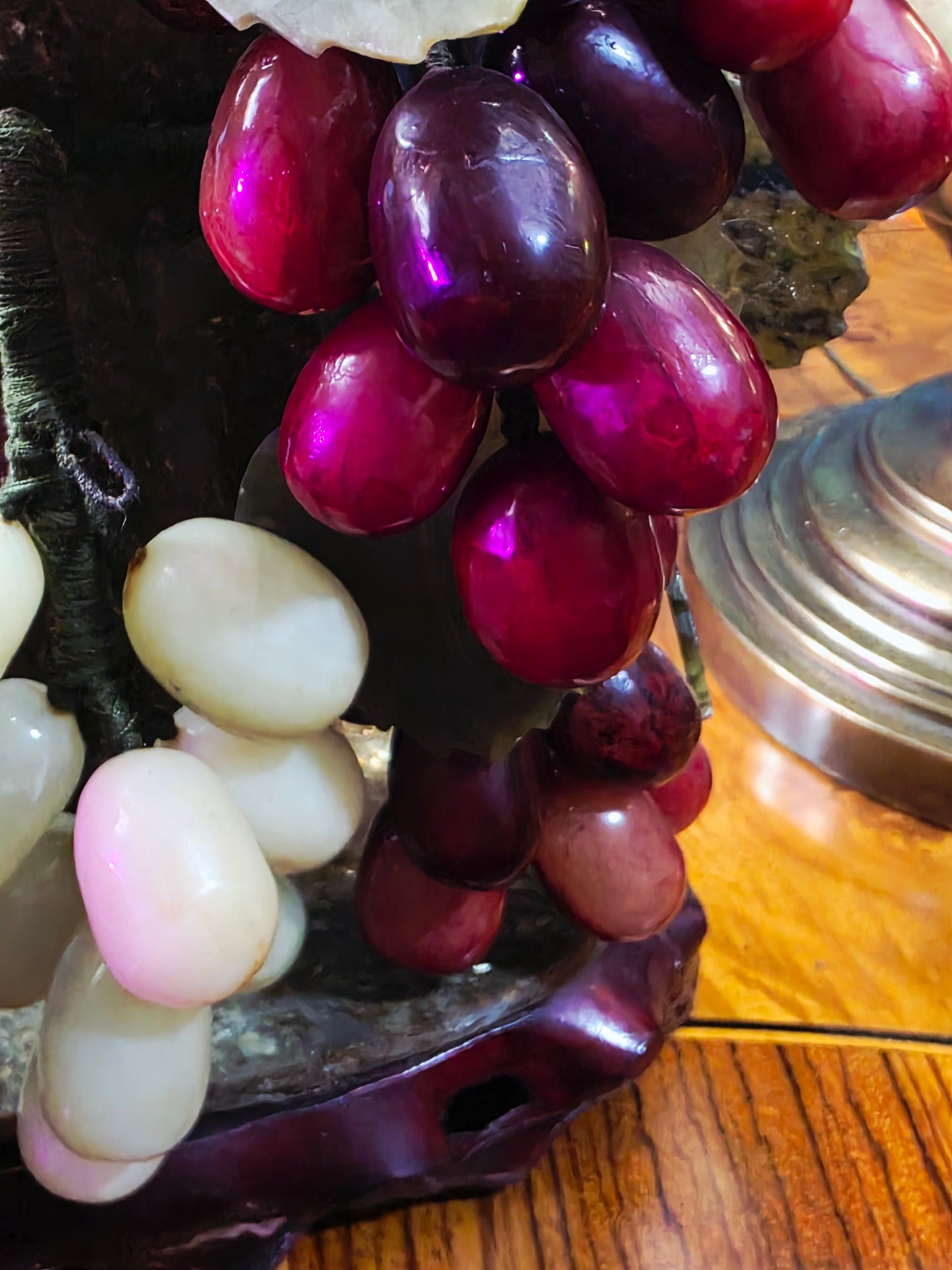 Escultura China Vintage de Uvas en Piedra Tallada – Mediados del Siglo XX🍇🌿
