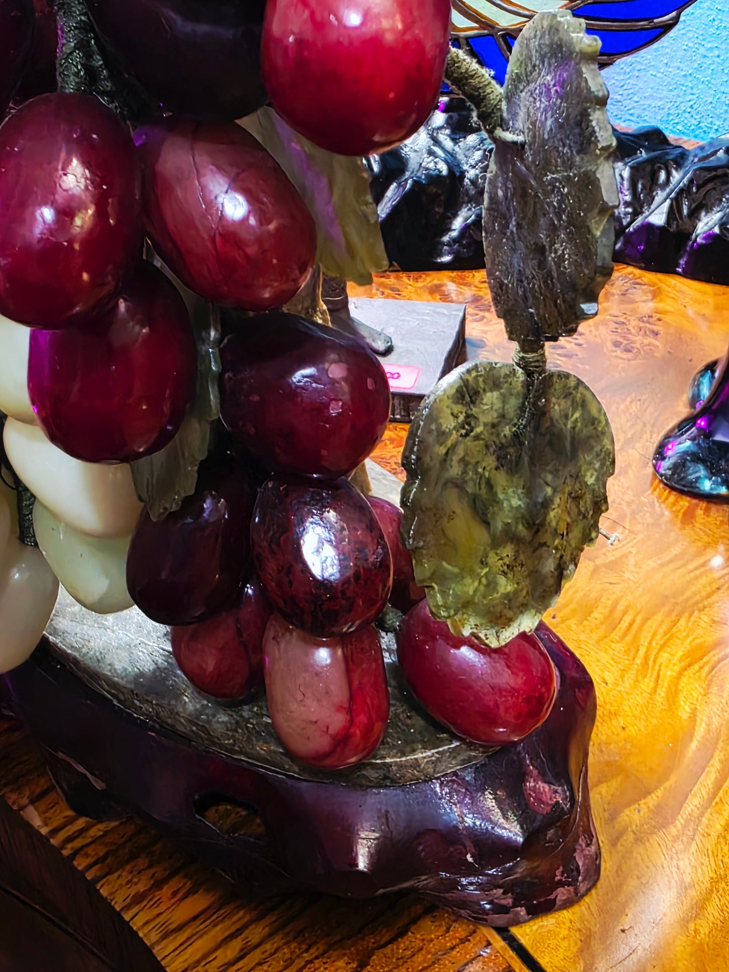Escultura China Vintage de Uvas en Piedra Tallada – Mediados del Siglo XX🍇🌿
