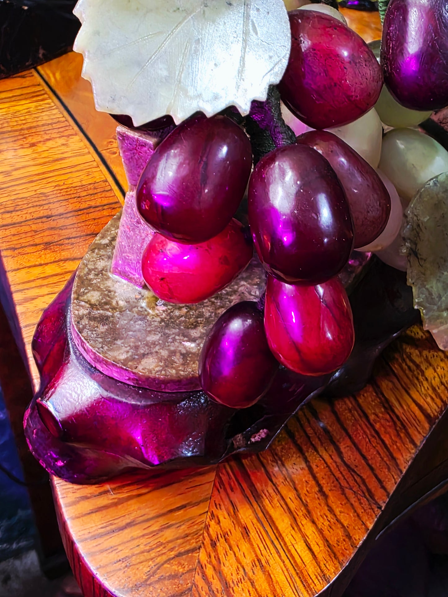 Escultura China Vintage de Uvas en Piedra Tallada – Mediados del Siglo XX🍇🌿