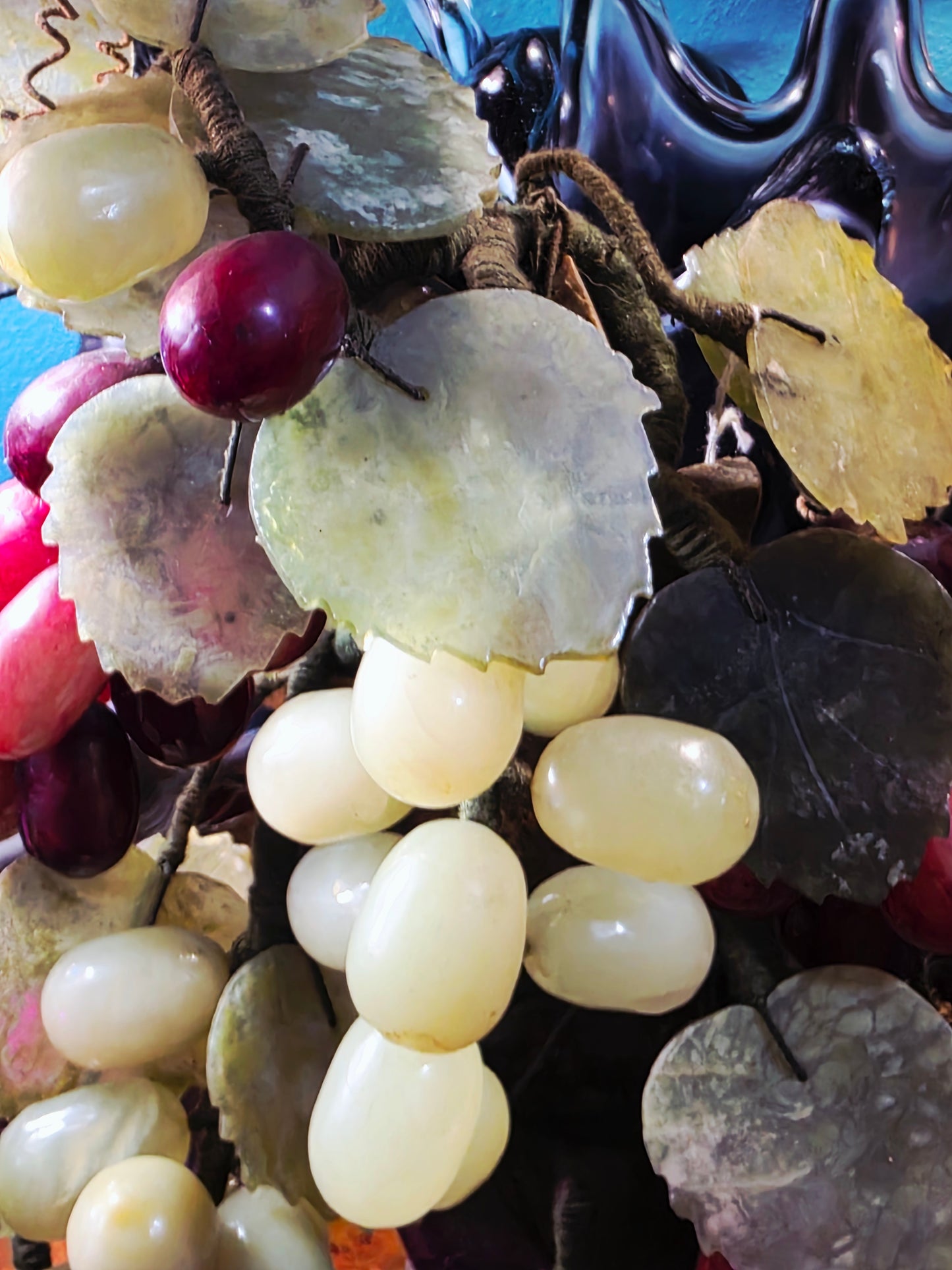 Escultura China Vintage de Uvas en Piedra Tallada – Mediados del Siglo XX🍇🌿
