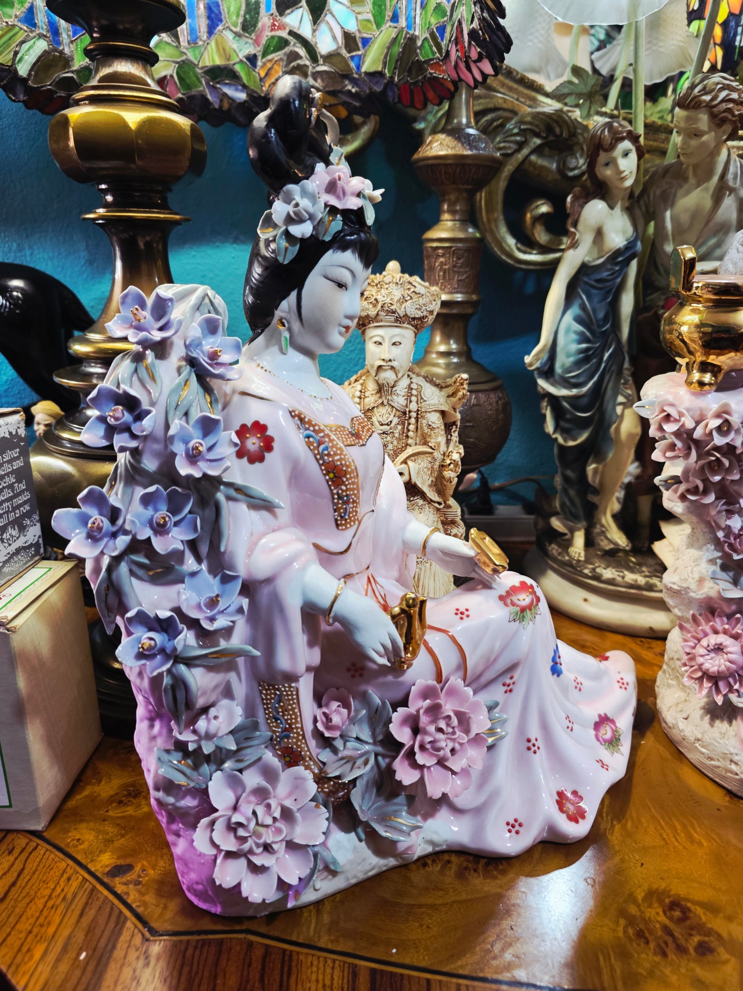 Fine Porcelain Figurine – Reclining Oriental Woman with Floral Ornaments 🕊️⚜️🌿