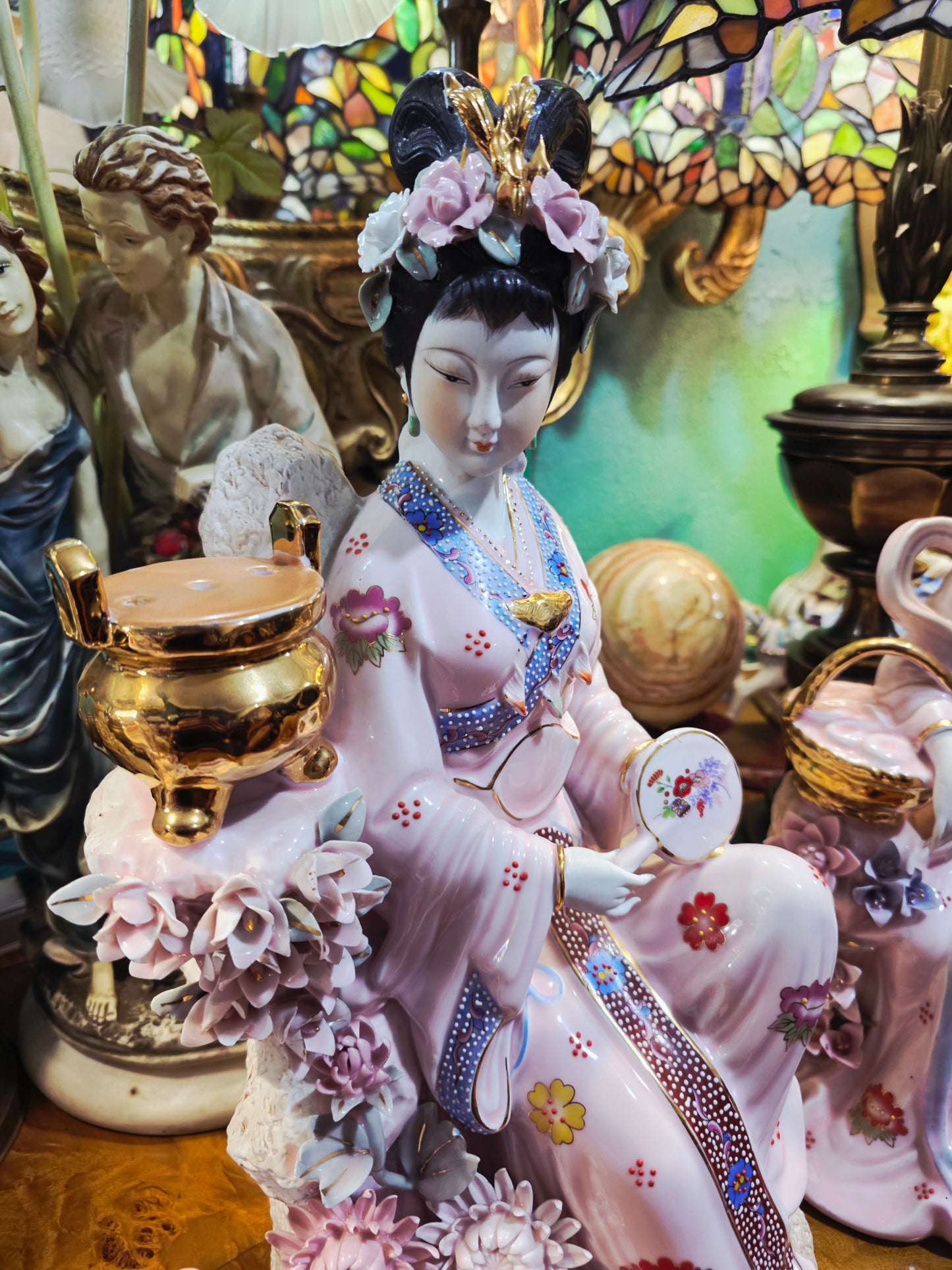 Fine Porcelain Figurine – Oriental Woman with Golden Vase 🕊️⚜️🌿