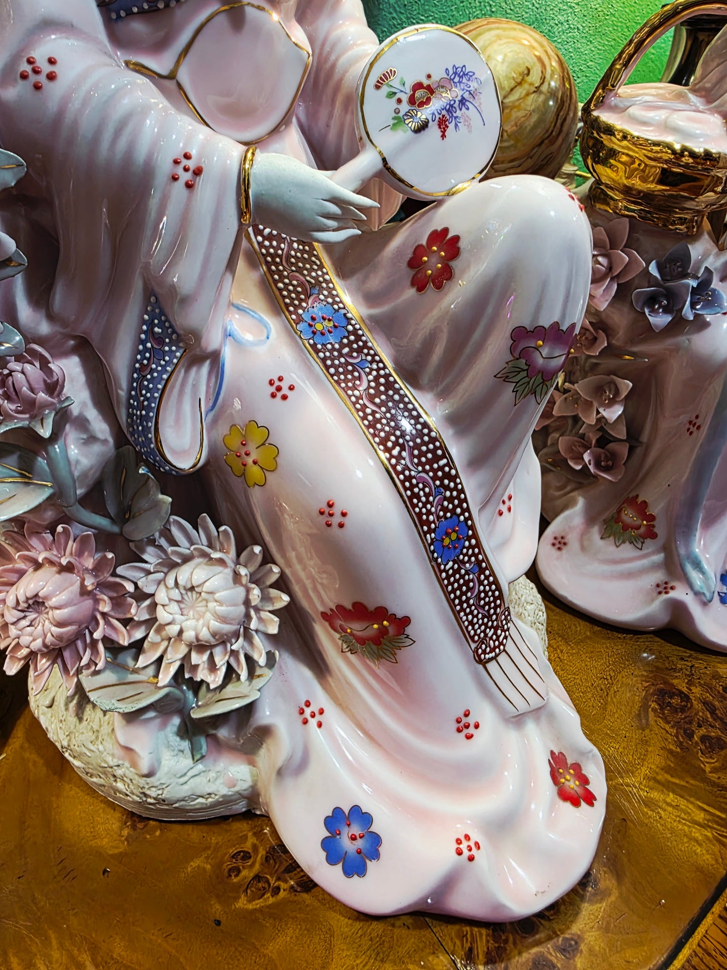 Fine Porcelain Figurine – Oriental Woman with Golden Vase 🕊️⚜️🌿