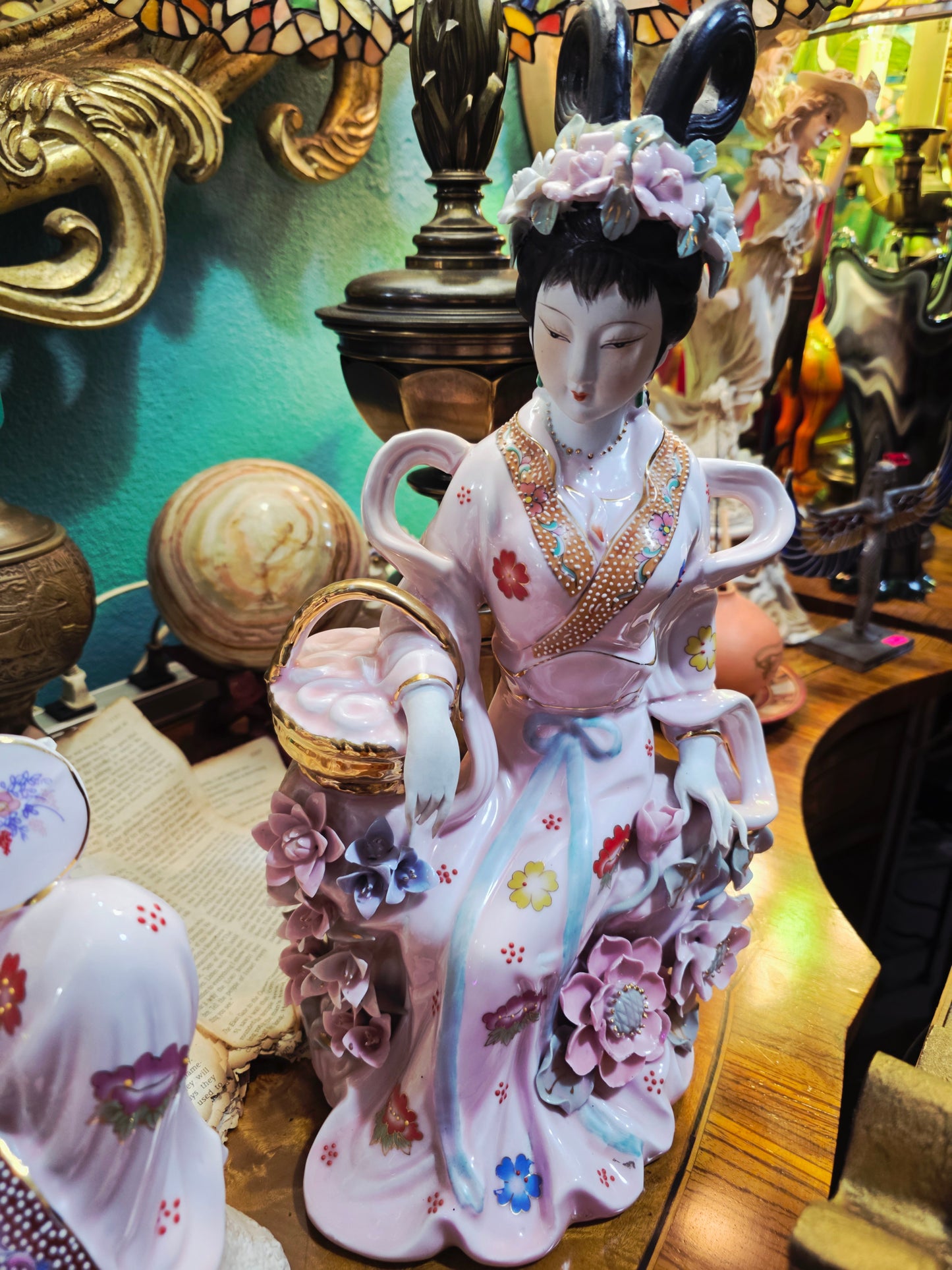 Fine Porcelain Figurine - Oriental Woman With Basket 🕊️⚜️🌿