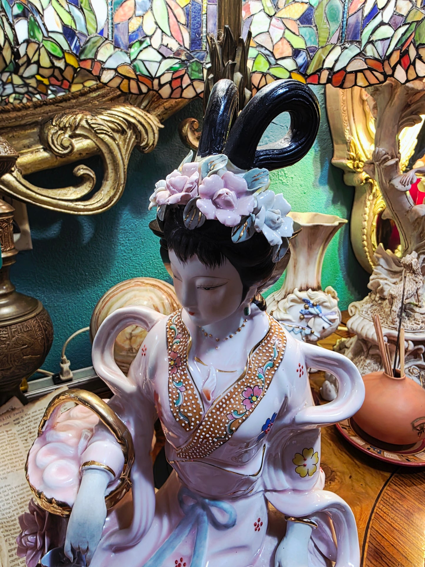 Fine Porcelain Figurine - Oriental Woman With Basket 🕊️⚜️🌿