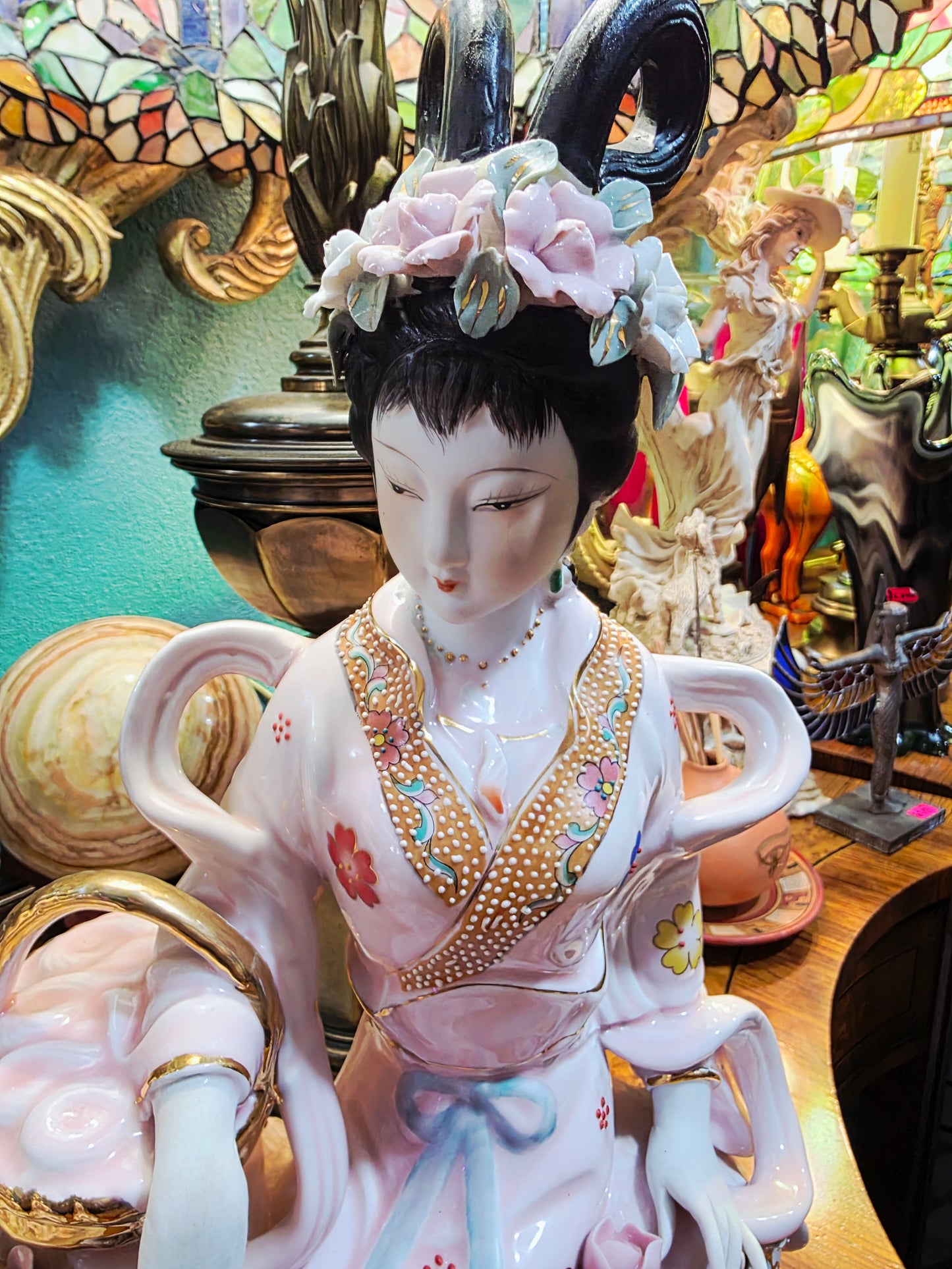 Fine Porcelain Figurine - Oriental Woman With Basket 🕊️⚜️🌿