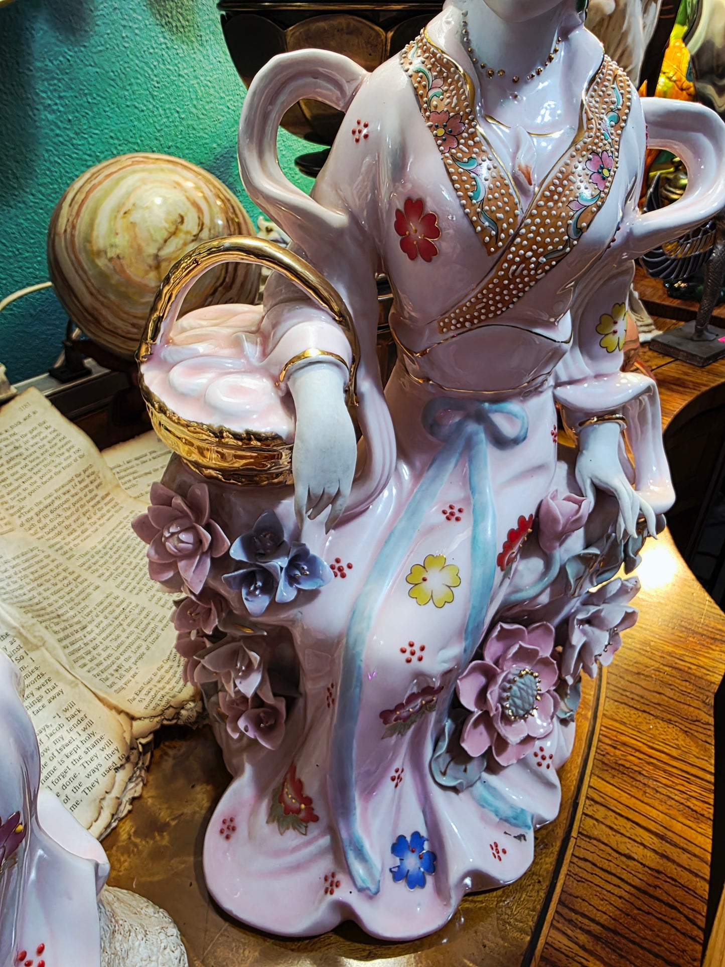 Fine Porcelain Figurine - Oriental Woman With Basket 🕊️⚜️🌿