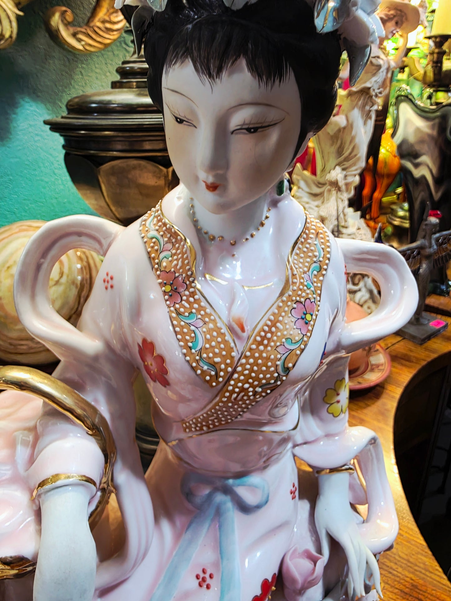 Fine Porcelain Figurine - Oriental Woman With Basket 🕊️⚜️🌿