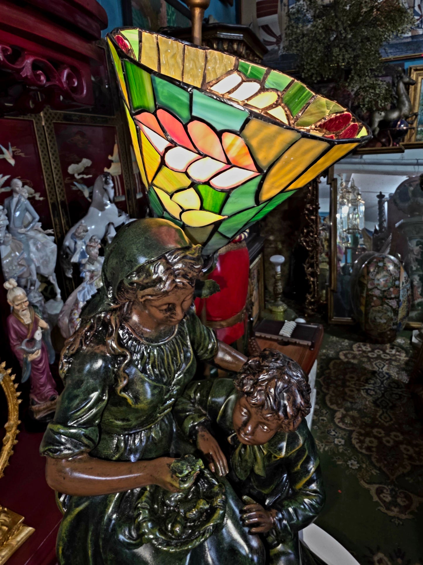 🌸🍃 Lámpara Art Nouveau en Resina Pesada – Principios del Siglo XX🍃🍃