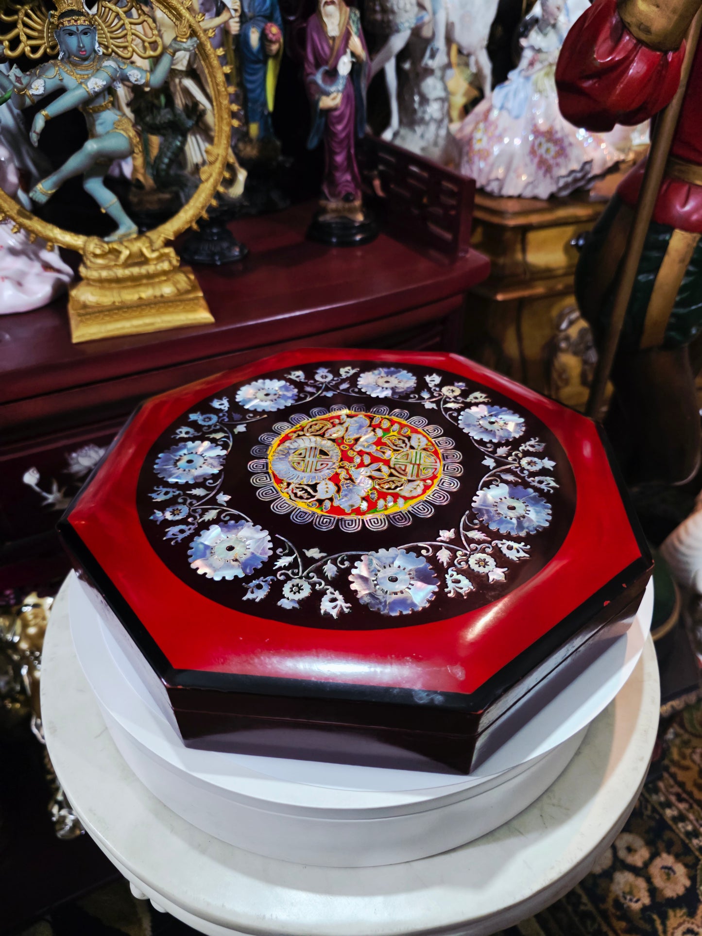 Caja Octagonal con Motivos Asiáticos — Incrustaciones de Nácar ✨