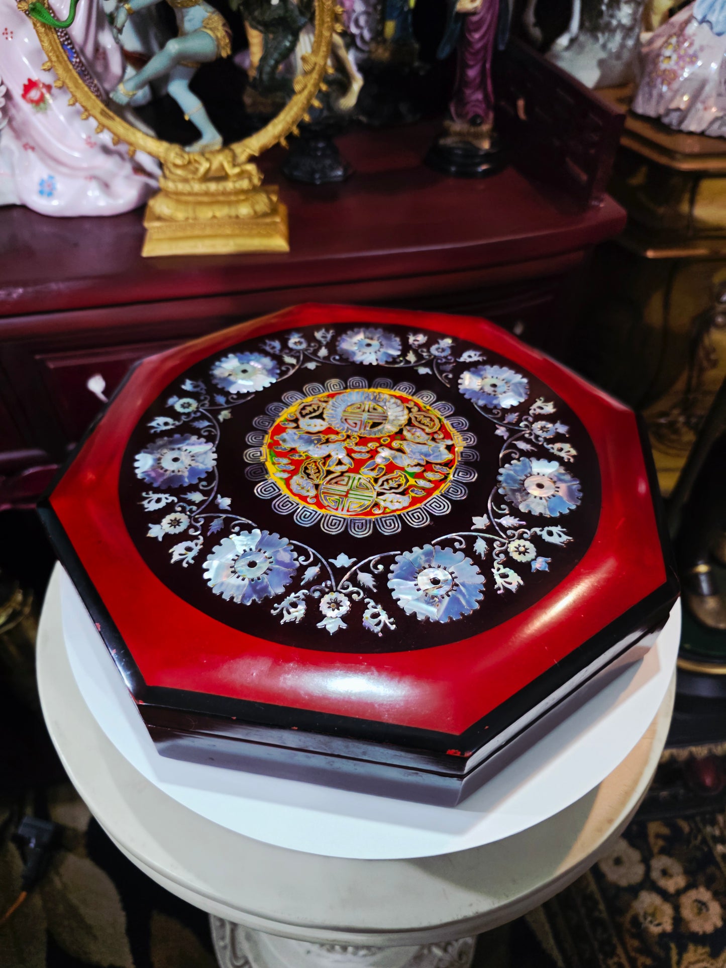 Caja Octagonal con Motivos Asiáticos — Incrustaciones de Nácar ✨