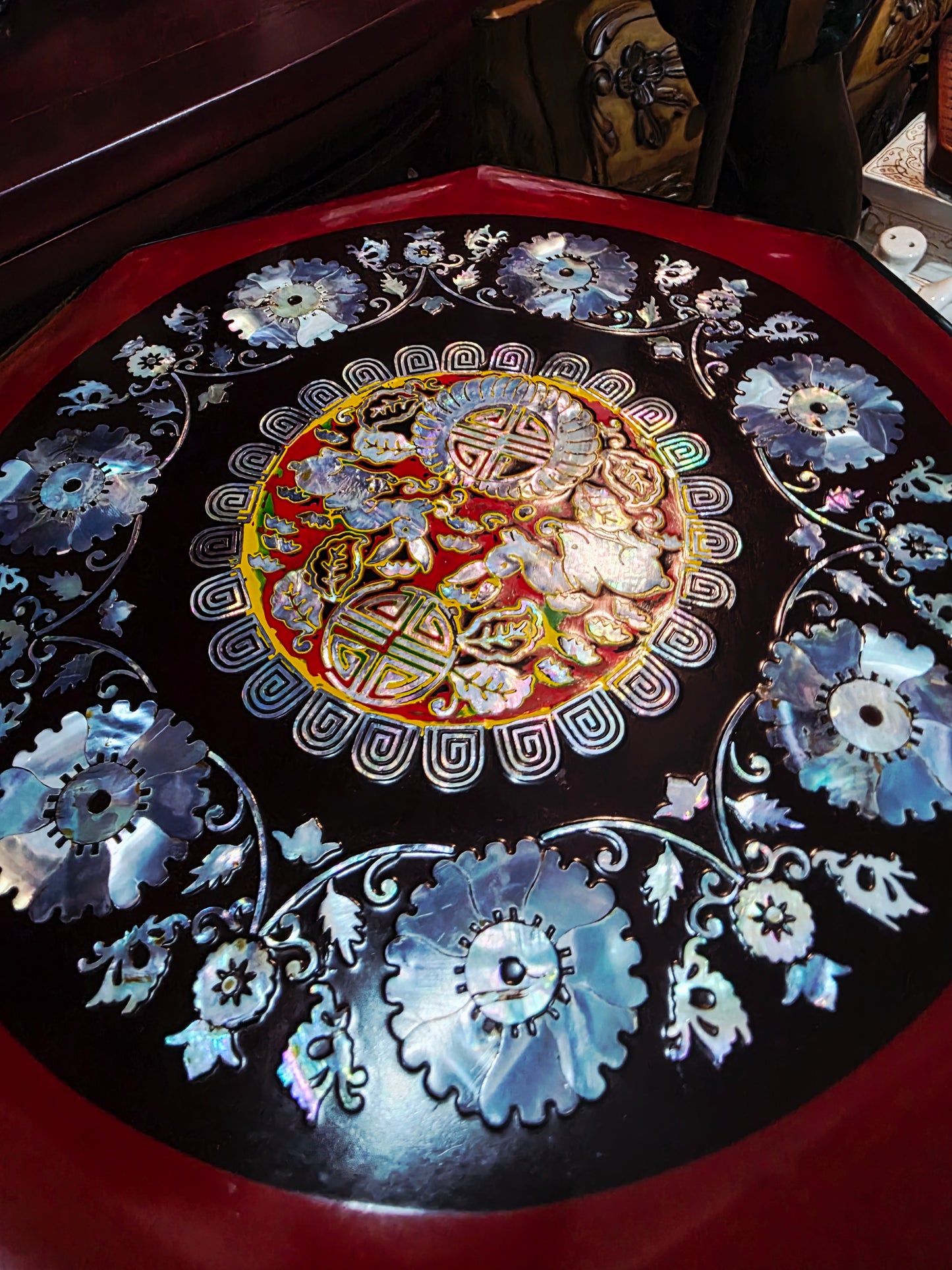 Caja Octagonal con Motivos Asiáticos — Incrustaciones de Nácar ✨