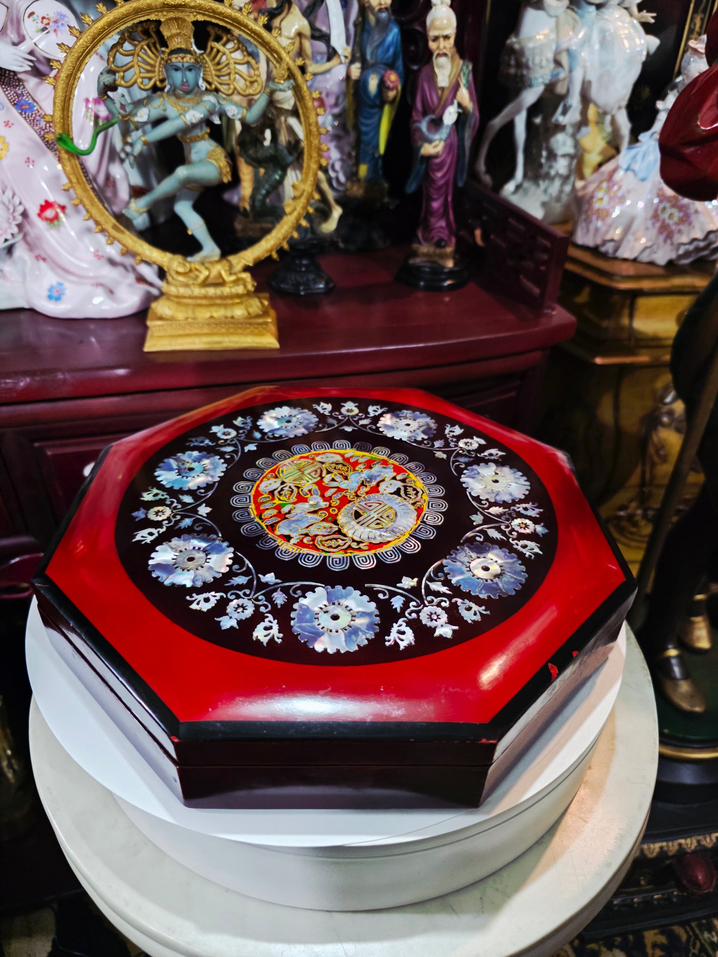 Caja Octagonal con Motivos Asiáticos — Incrustaciones de Nácar ✨