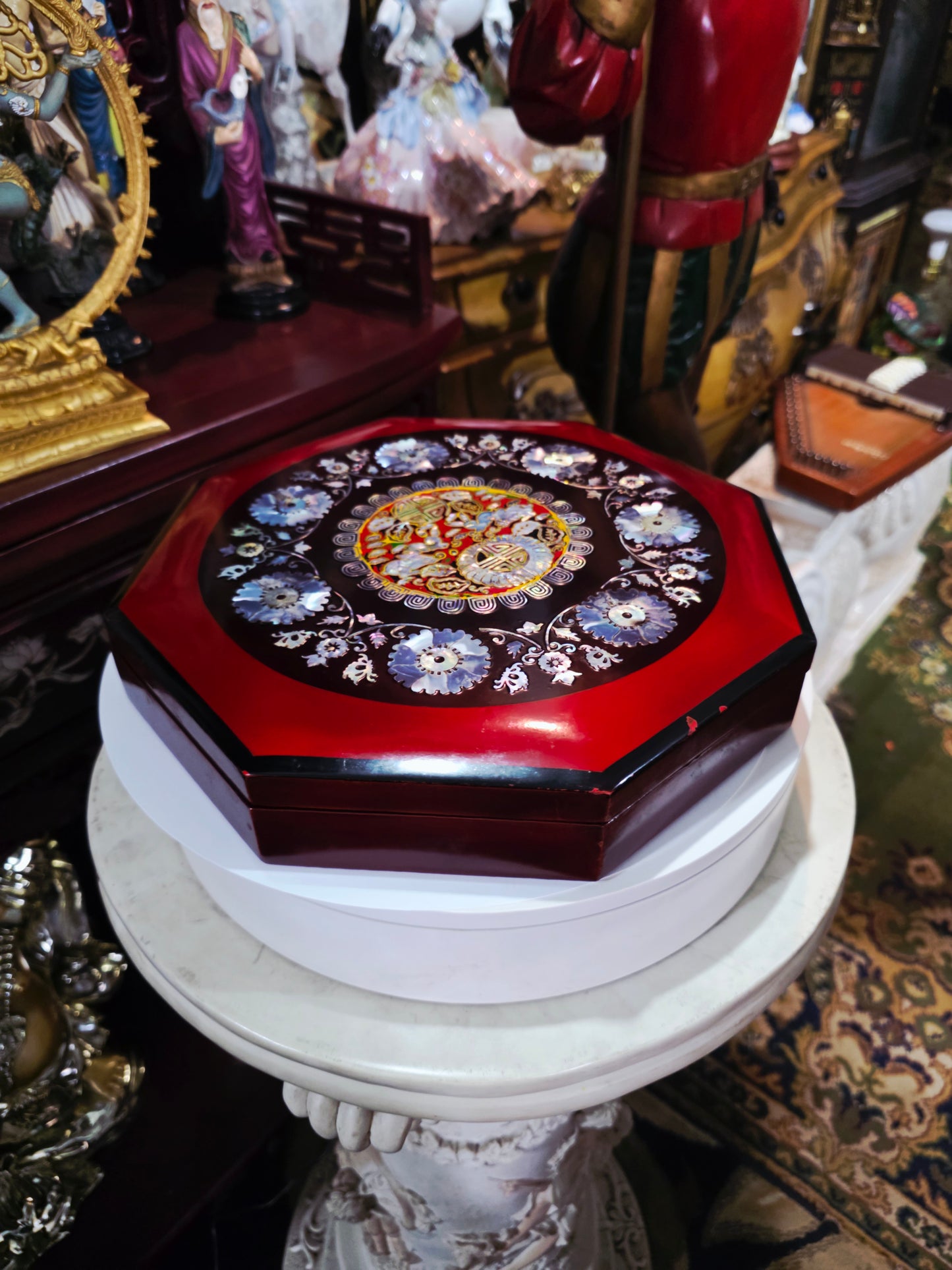 Caja Octagonal con Motivos Asiáticos — Incrustaciones de Nácar ✨