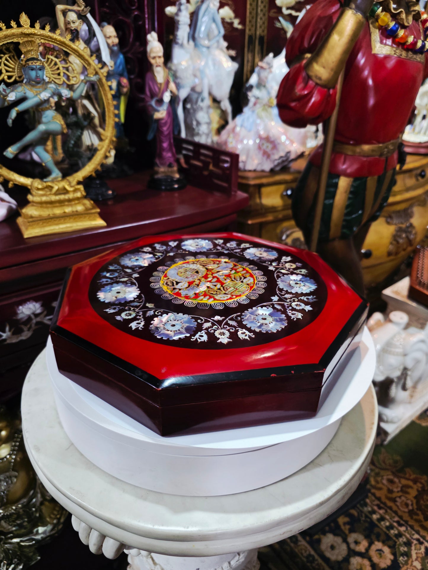 Caja Octagonal con Motivos Asiáticos — Incrustaciones de Nácar ✨
