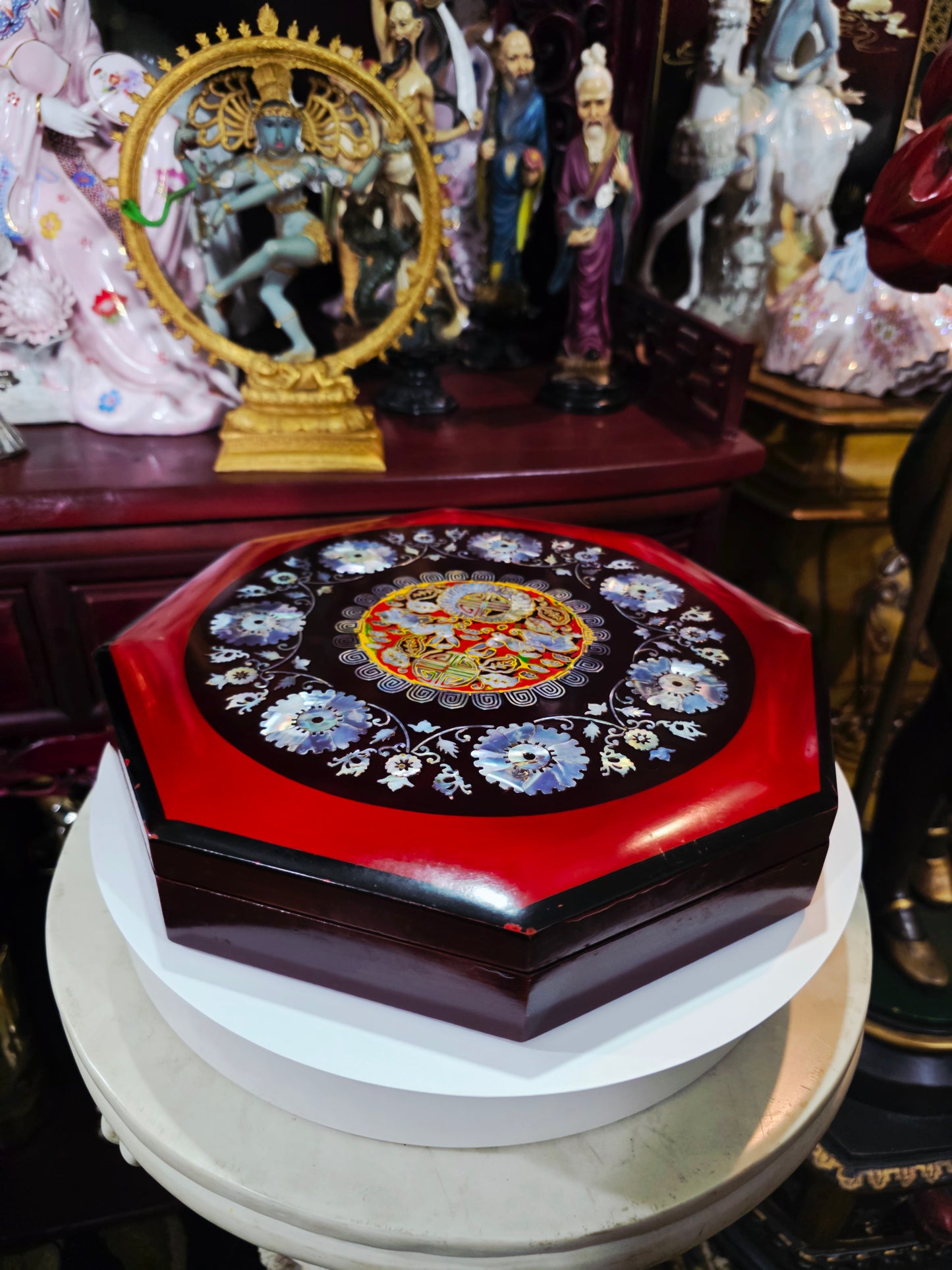 Caja Octagonal con Motivos Asiáticos — Incrustaciones de Nácar ✨