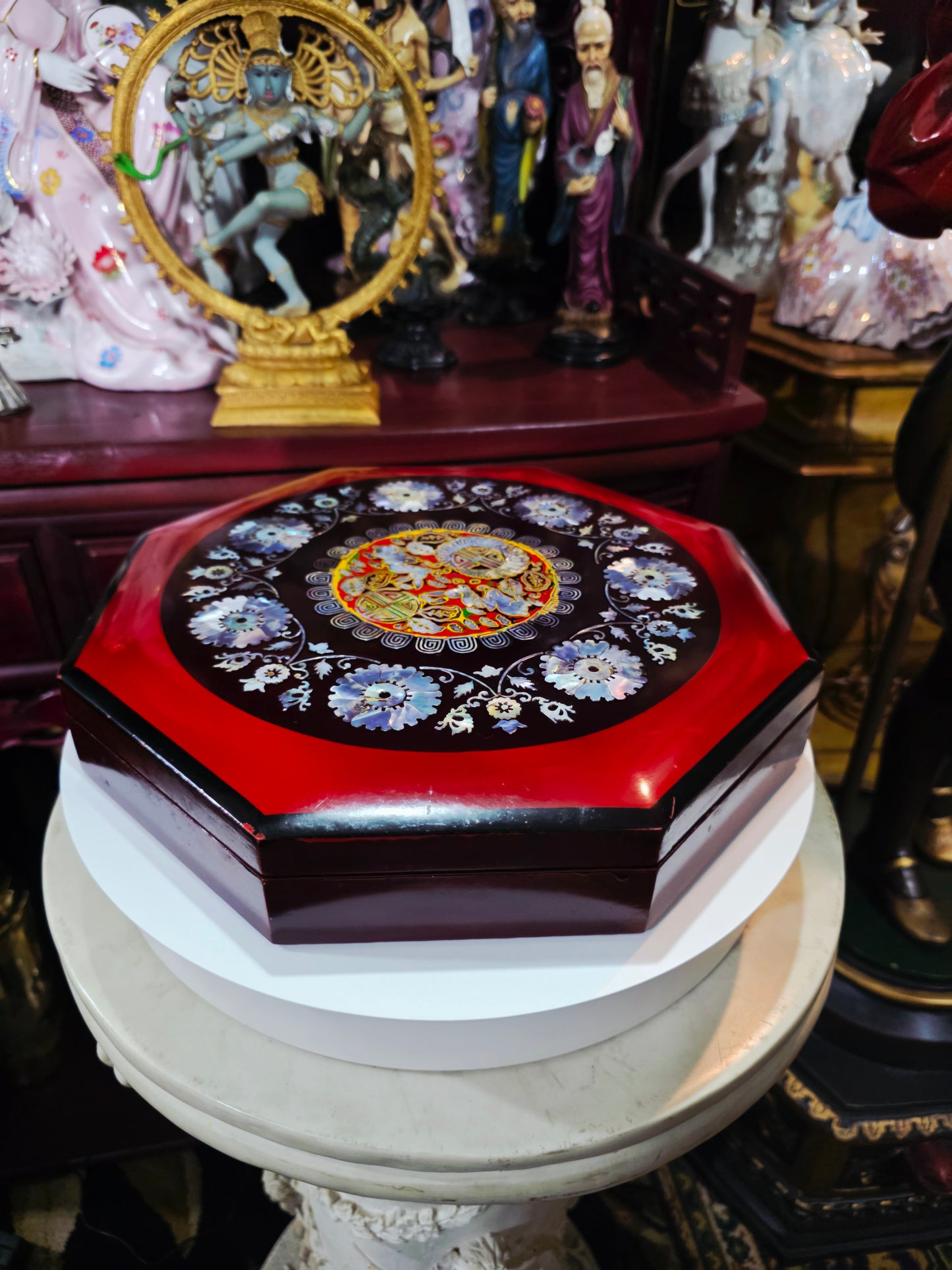 Caja Octagonal con Motivos Asiáticos — Incrustaciones de Nácar ✨
