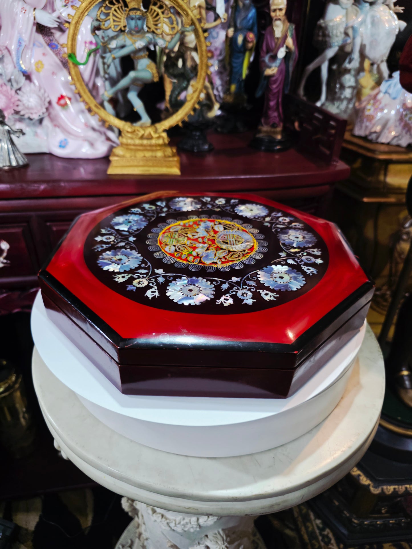 Caja Octagonal con Motivos Asiáticos — Incrustaciones de Nácar ✨