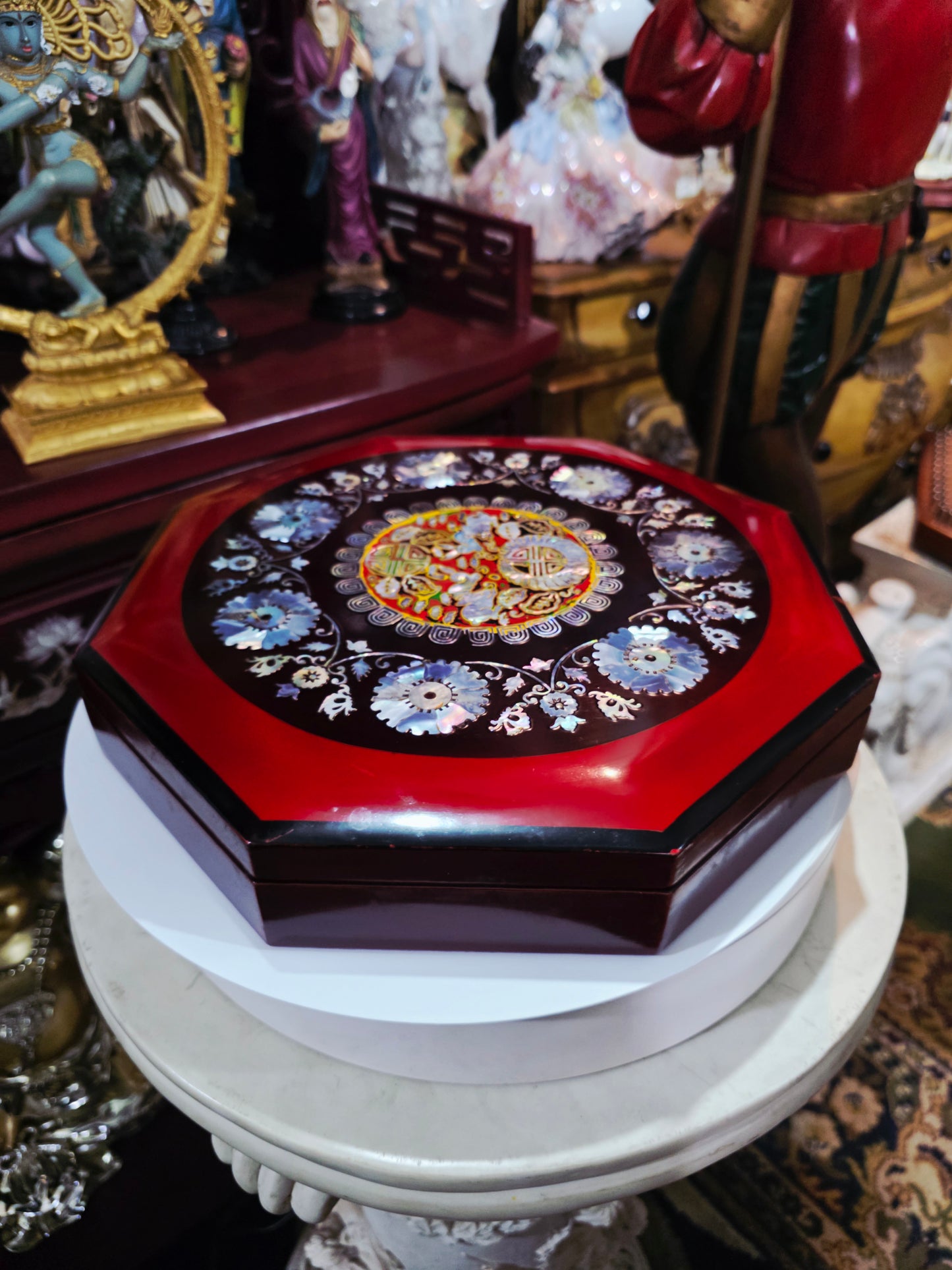 Caja Octagonal con Motivos Asiáticos — Incrustaciones de Nácar ✨