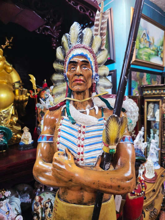 🪶 Indio Nativo con Lanza en Fibra de Vidrio – Fuerza, Espíritu y Tradición 🪶