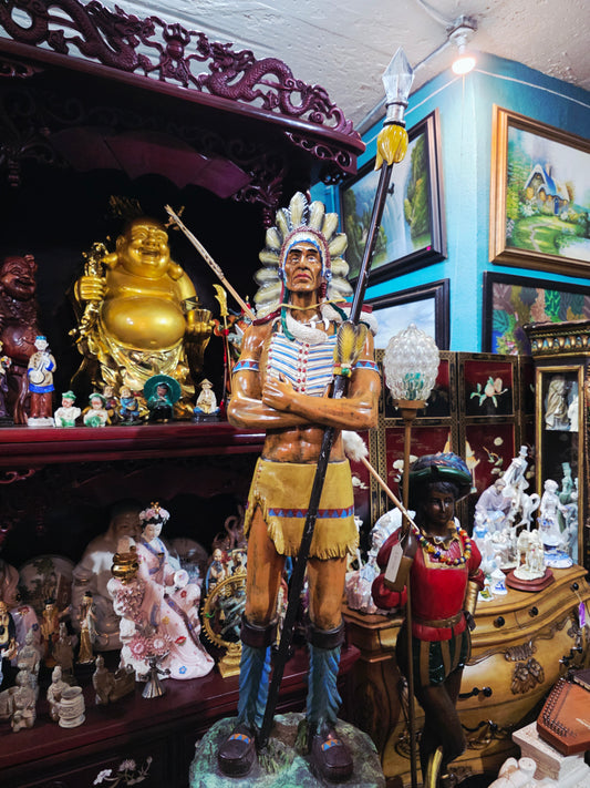 🪶 Indio Nativo con Lanza en Fibra de Vidrio – Fuerza, Espíritu y Tradición 🪶