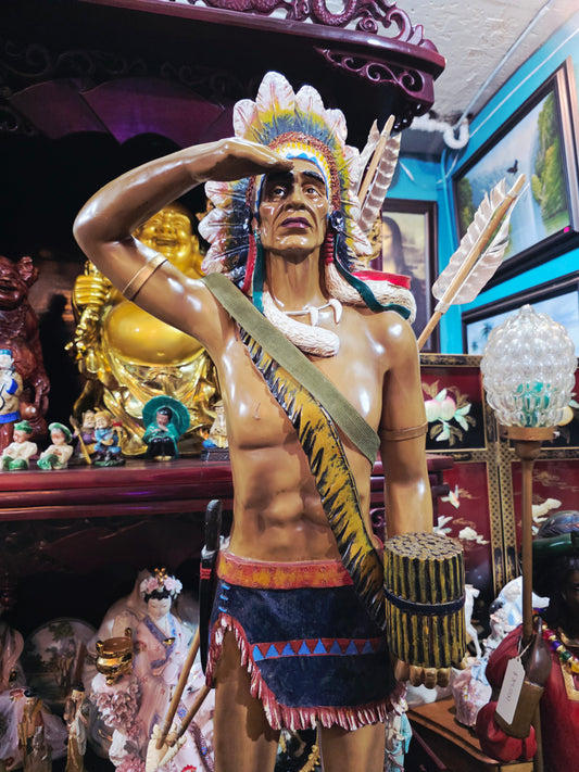 🪶 Indio Nativo Saludando en Fibra de Vidrio – Dignidad, Historia y Presencia 🪶